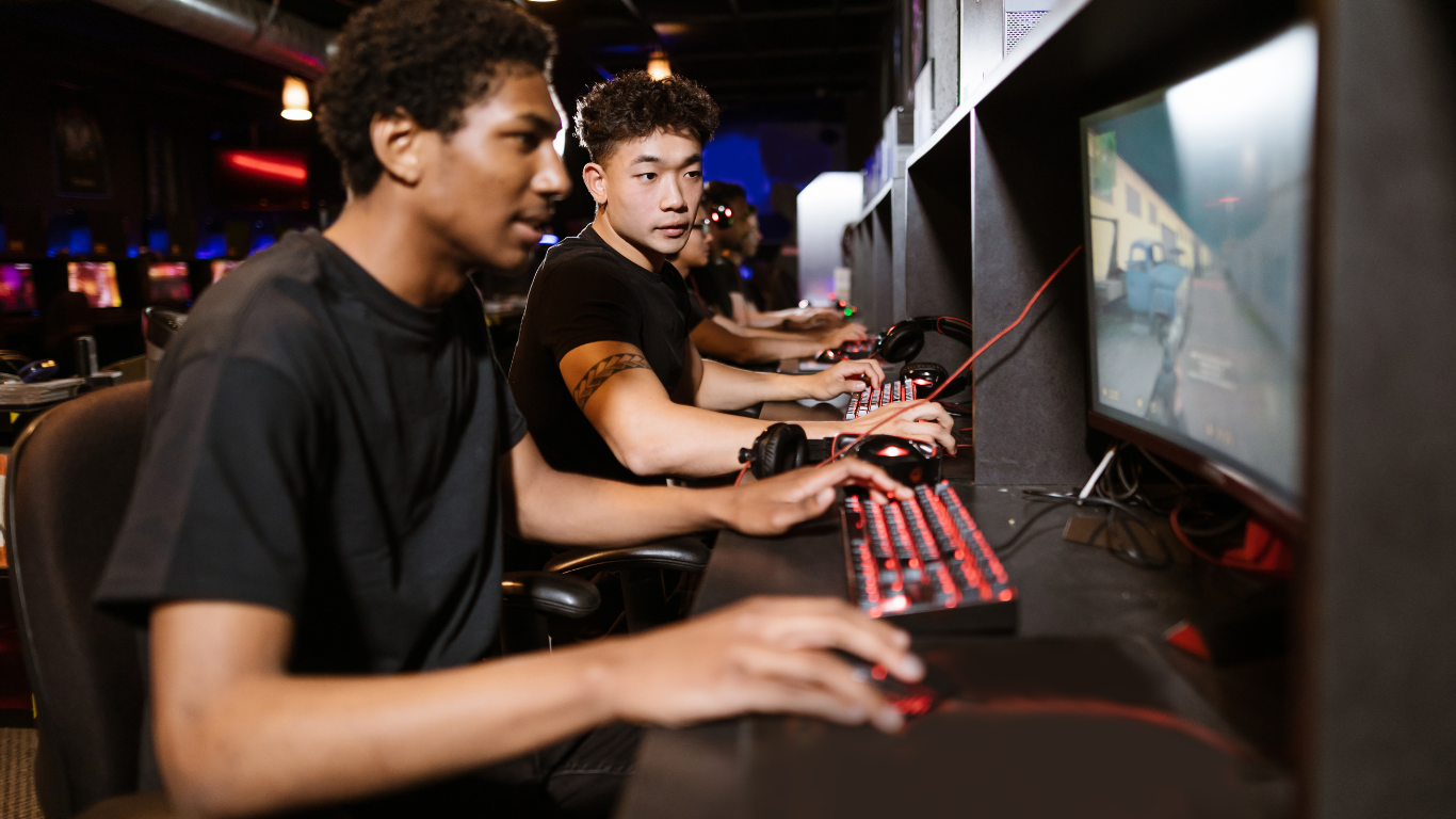Projeto Code promove inclusão digital e formação tecnológica para jovens