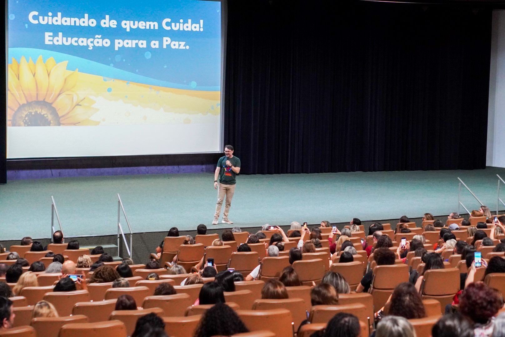 Servidores da rede pública de ensino participam de palestra sobre saúde mental