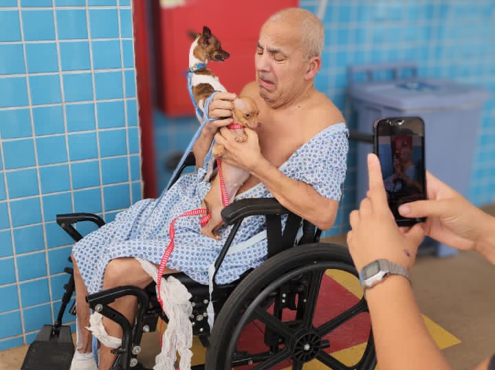 Paciente internado na UPA do Riacho Fundo II recebe a visita de seus cachorros