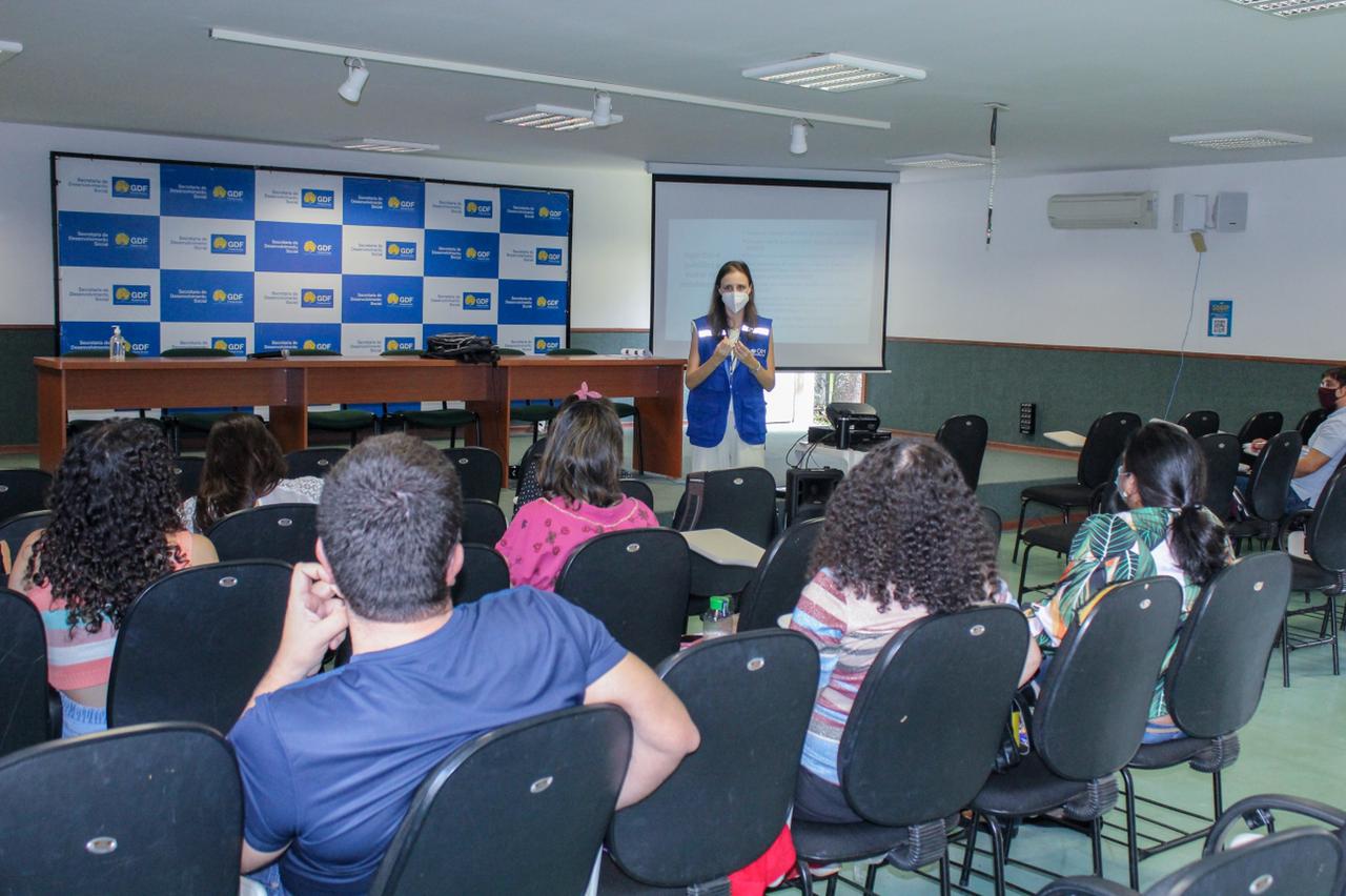 Servidores são capacitados para atender migrantes que chegam ao DF