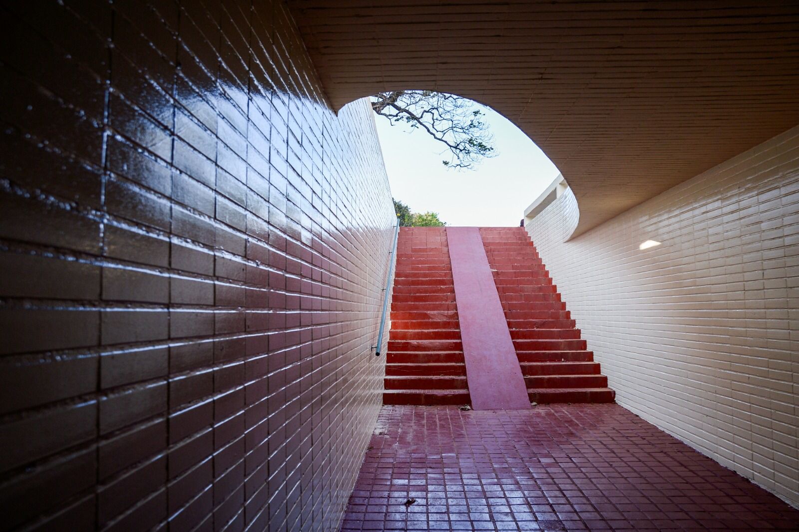 Passagem subterrânea da 103/203 Sul ganha piso e iluminação novos