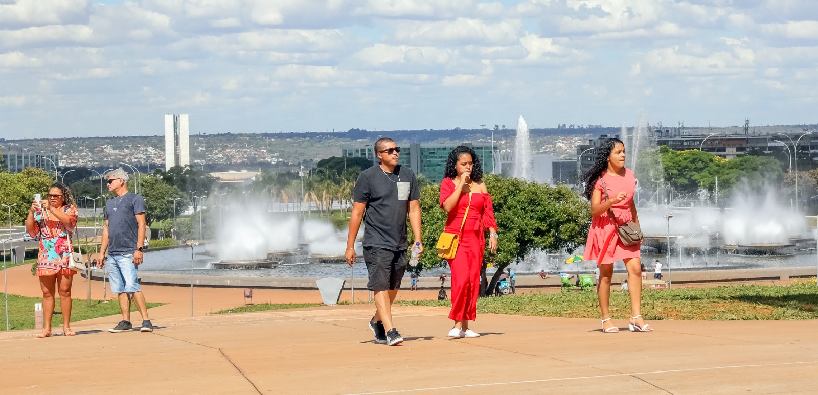 Confira o que abre e o que fecha no feriado do Dia do Trabalhador