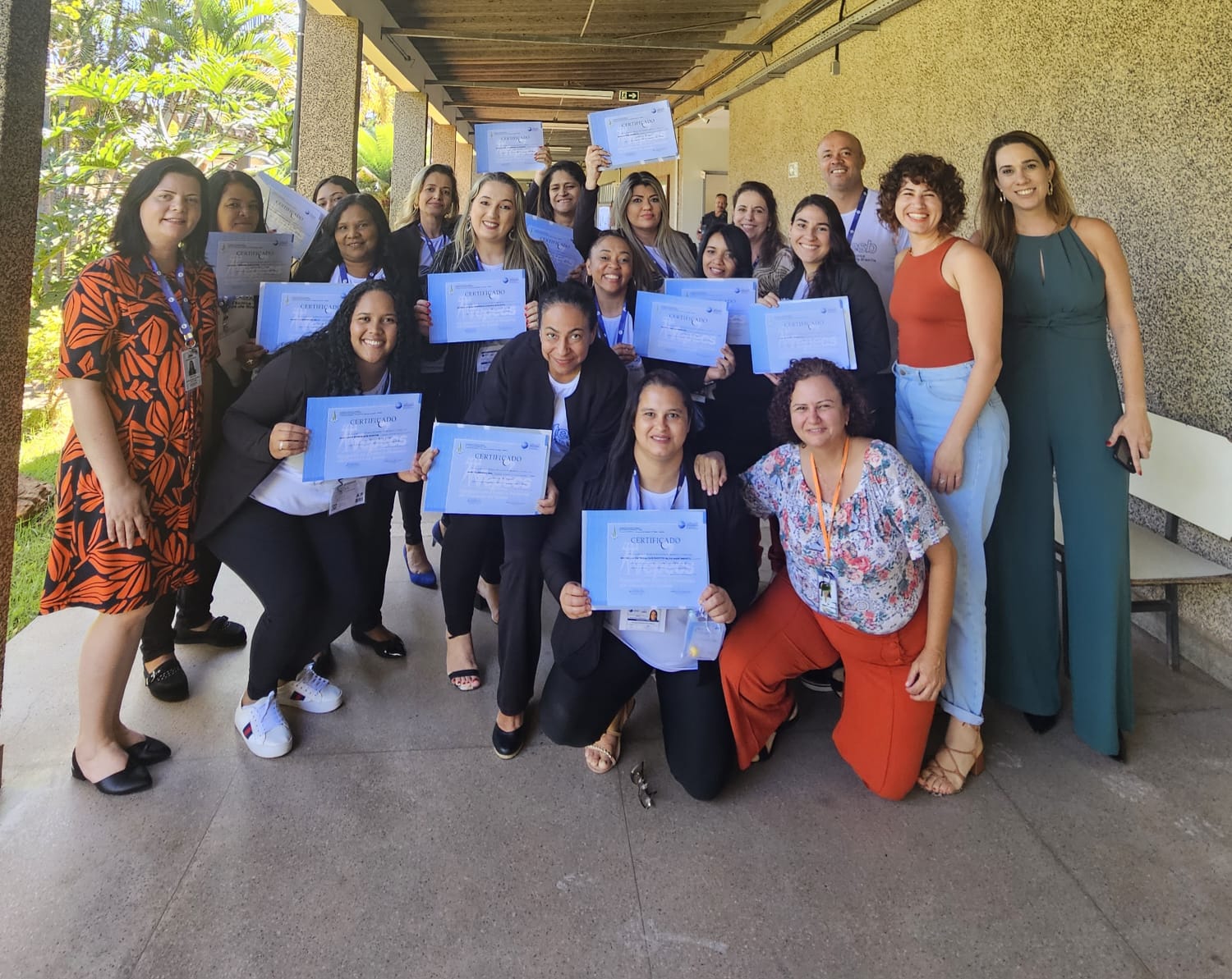 Cuidadoras de idosos recebem certificado de conclusão do curso