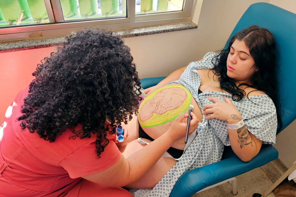 Mães internadas na maternidade do HRSM recebem homenagem