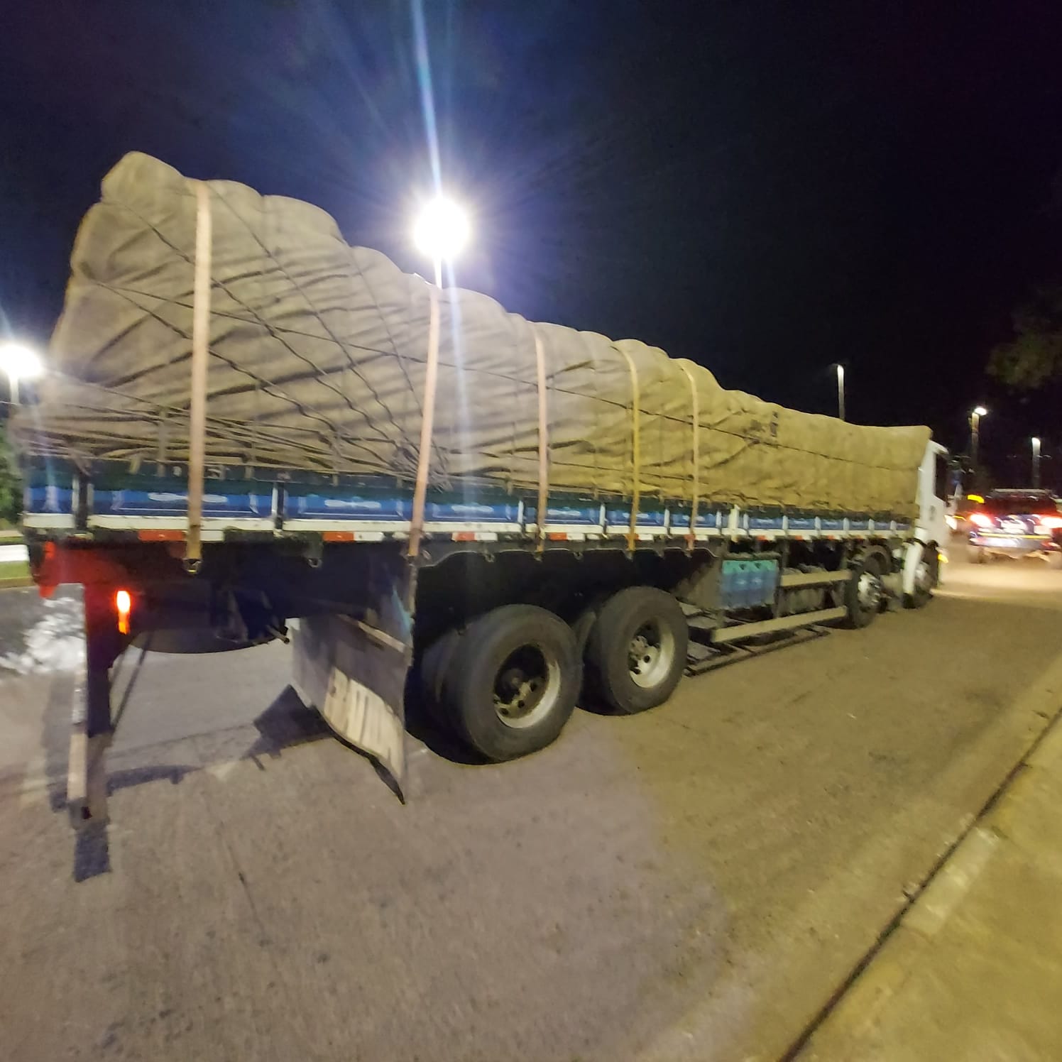 Carreta com 20 toneladas de açúcar e óleo de soja é retida sem documentação fiscal