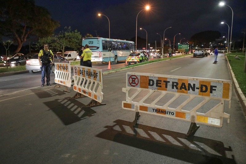 Detran-DF lança campanha sobre o uso do celular ao volante