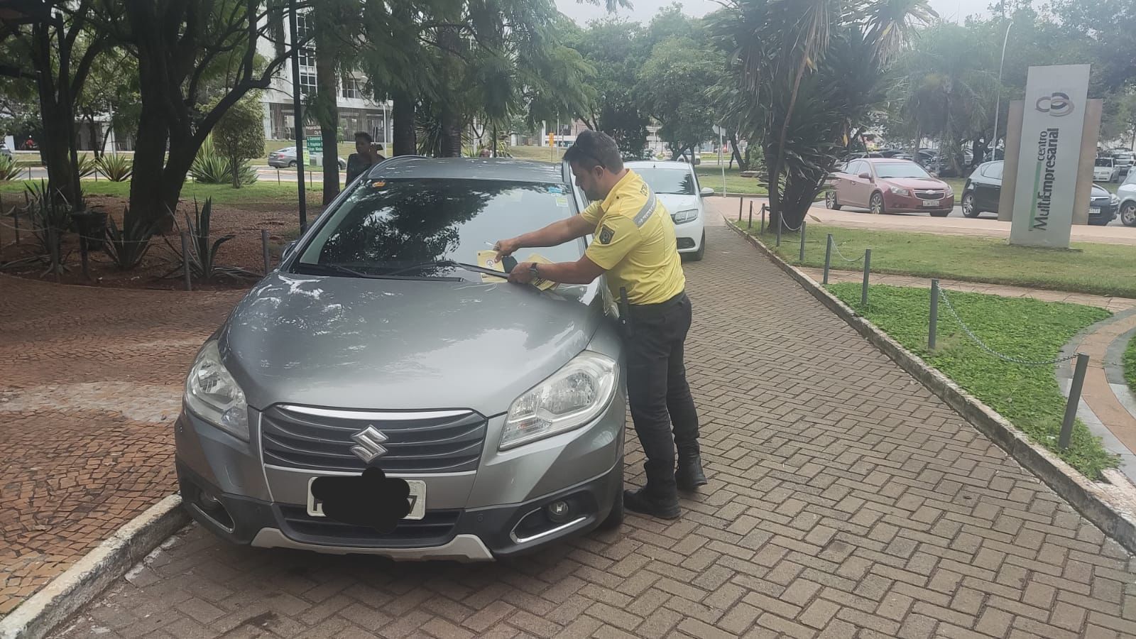 Fiscalização contra estacionamento irregular no DF é intensificada