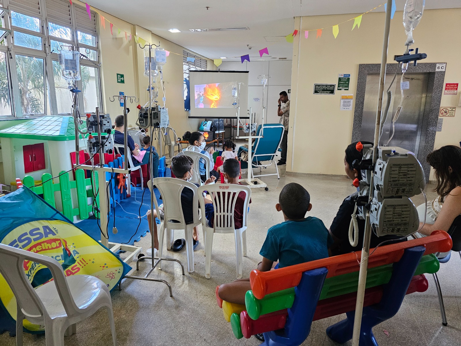 Crianças internadas no HRSM têm sessão de cinema semanal