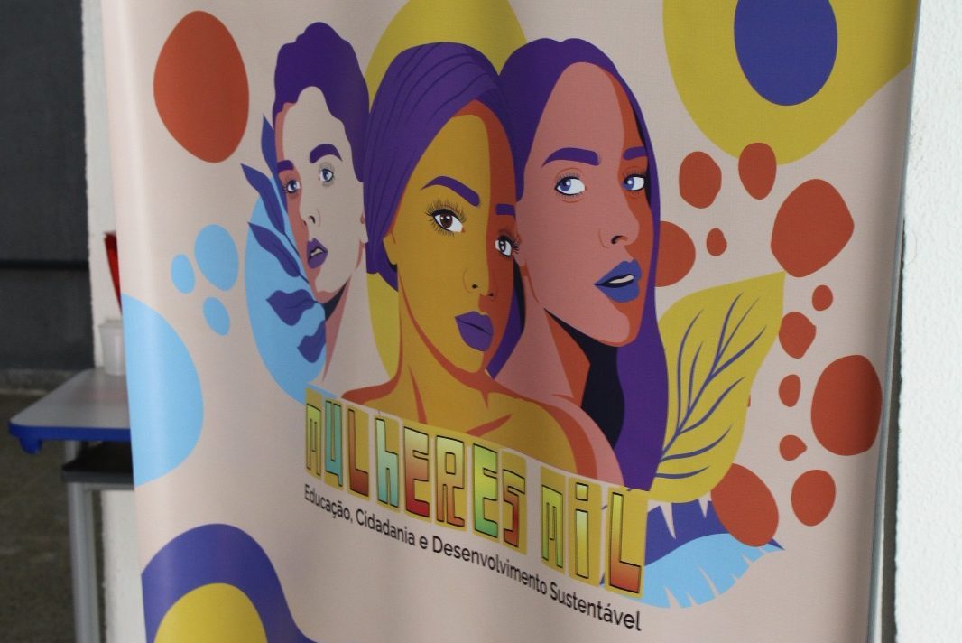 Custodiadas celebram formatura em curso de maquiagem