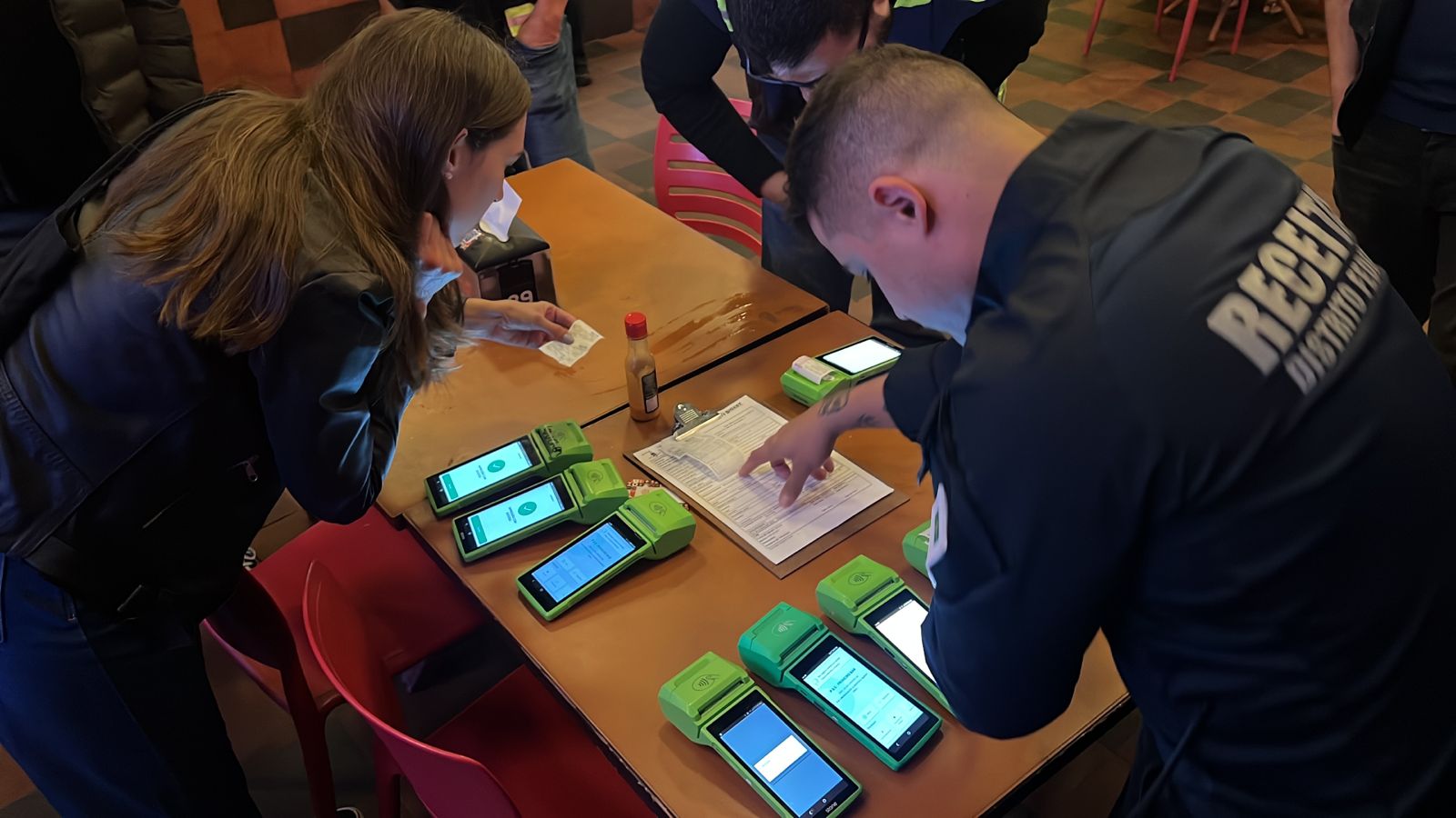 Máquinas de pagamento são alvo de operação da Receita do DF