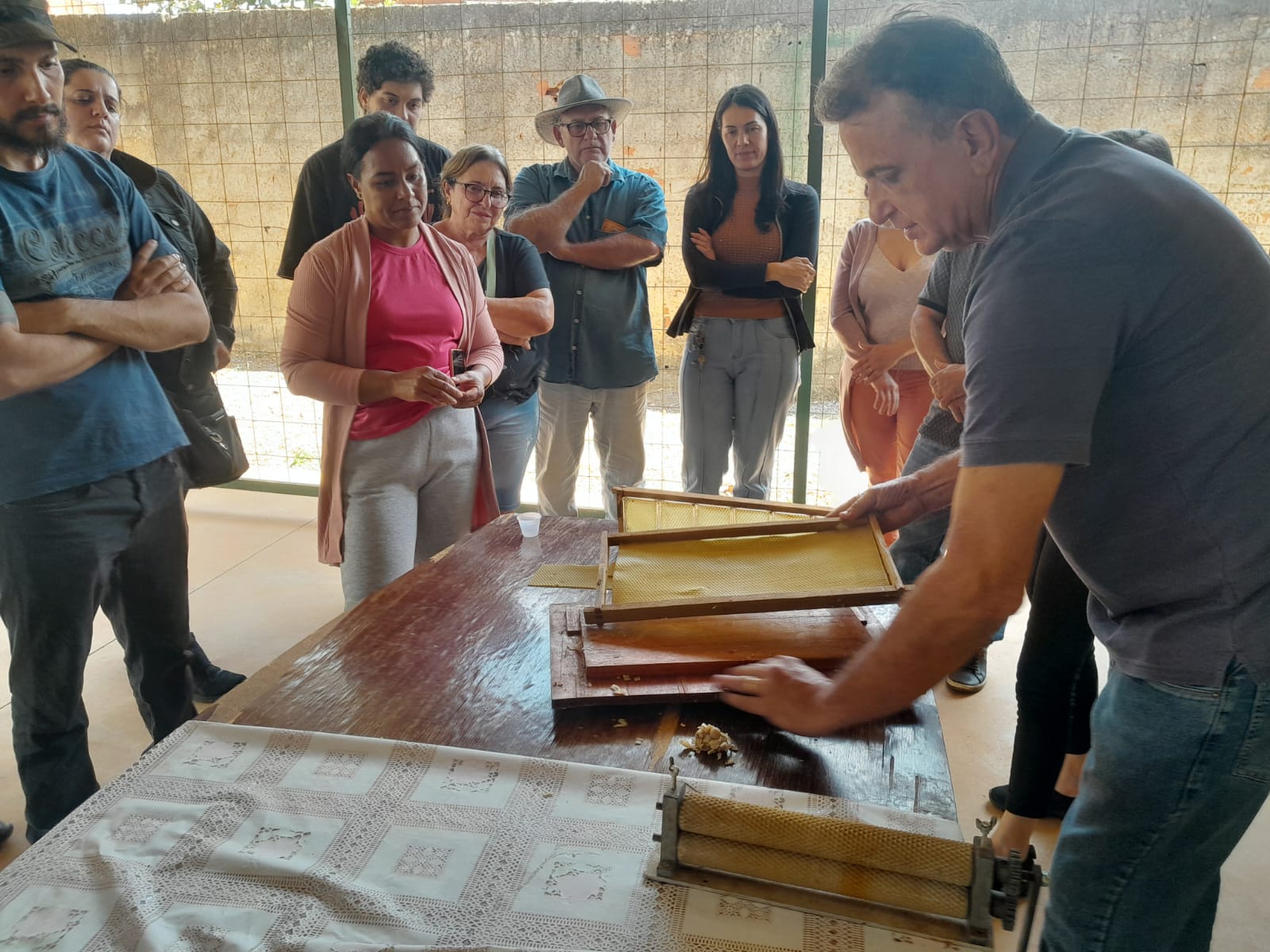 Produtores do Núcleo Rural Alexandre Gusmão aprendem sobre criação de abelhas com ferrão
