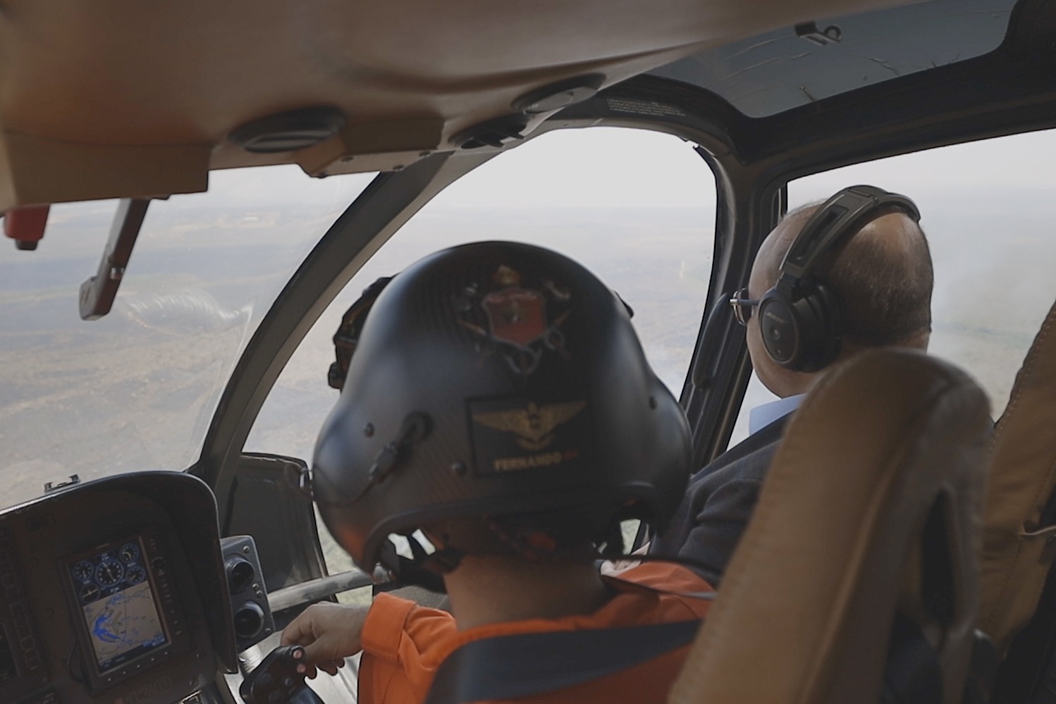 Governador Ibaneis Rocha faz sobrevoo em área queimada do Parque Nacional de Brasília