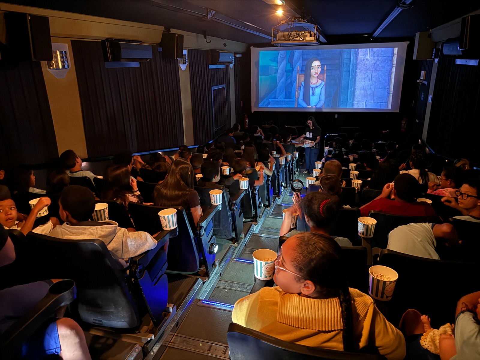 Estudantes de Planaltina participam de sessão de cinema itinerante