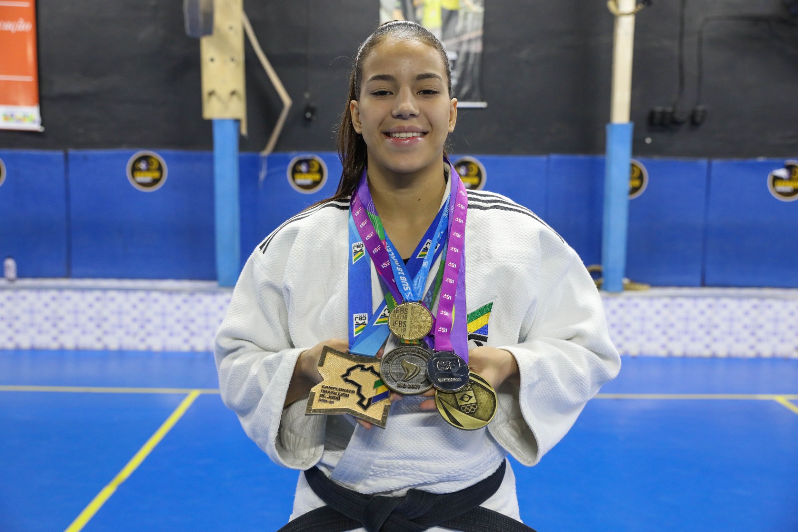 Judoca apoiada por programas do GDF é prata em mundial escolar no Bahrein