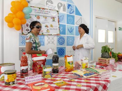 Frequentadores dos restaurantes comunitários aprendem sobre a importância de evitar alimentos industrializados