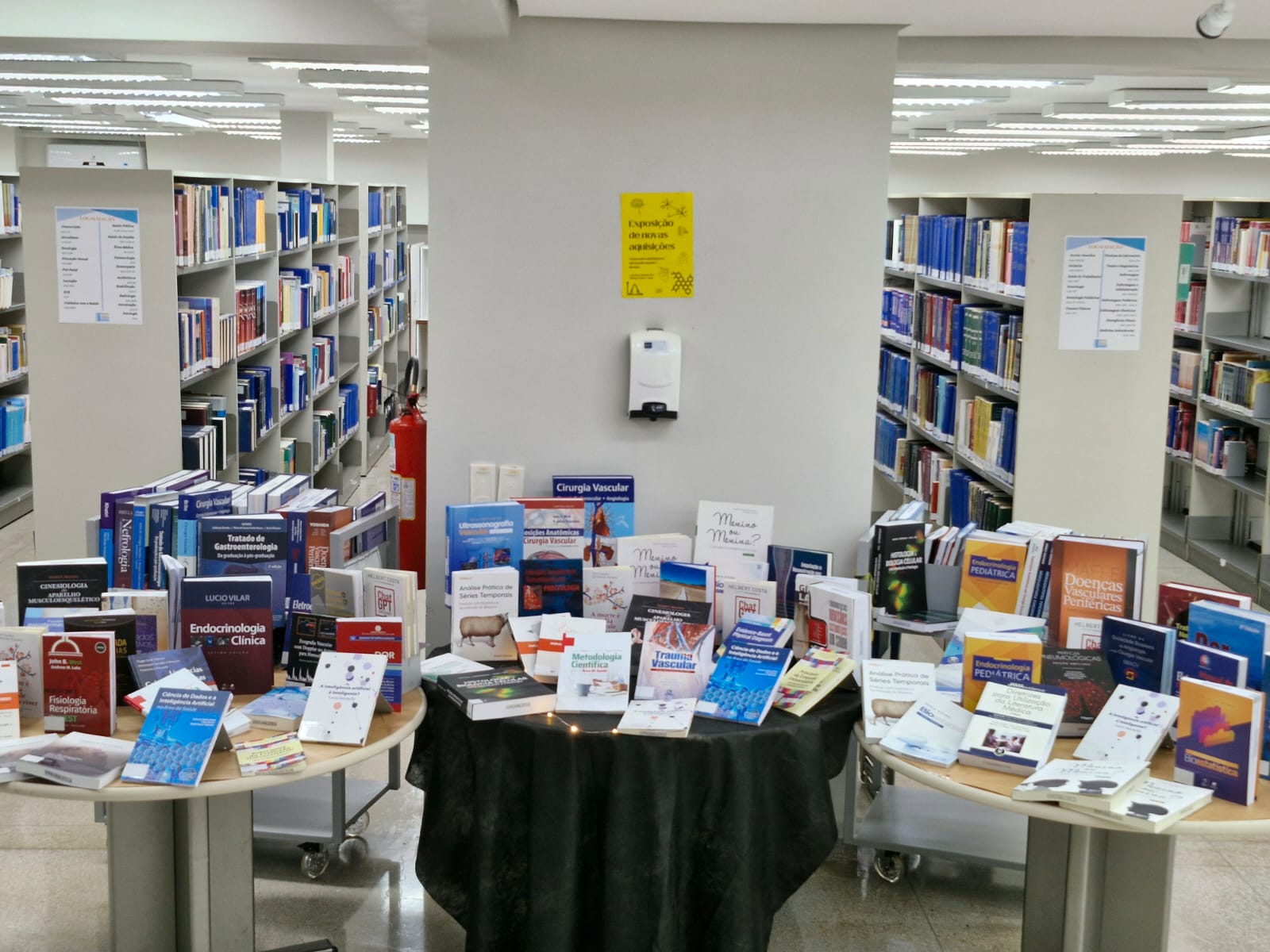 Novas aquisições da biblioteca da Fepecs são apresentadas em exposição