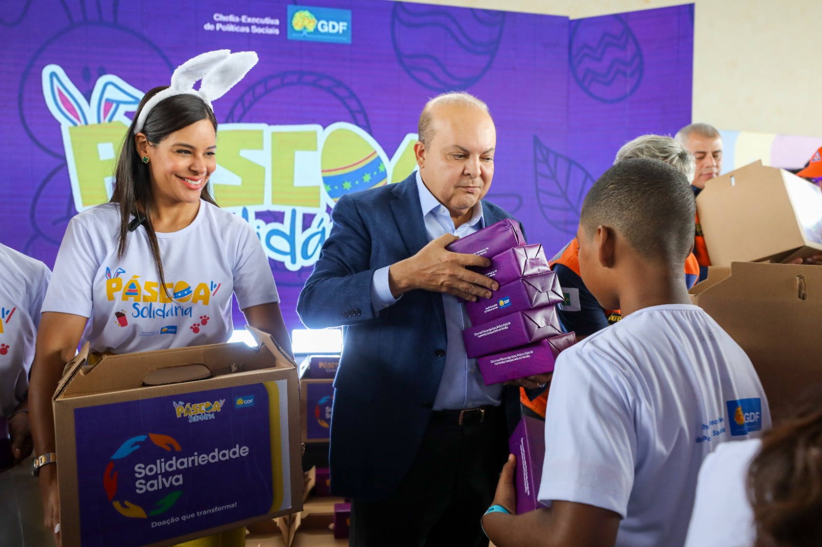 Campanha Páscoa Solidária distribui cestas básicas e chocolates a crianças no COP Parque da Vaquejada