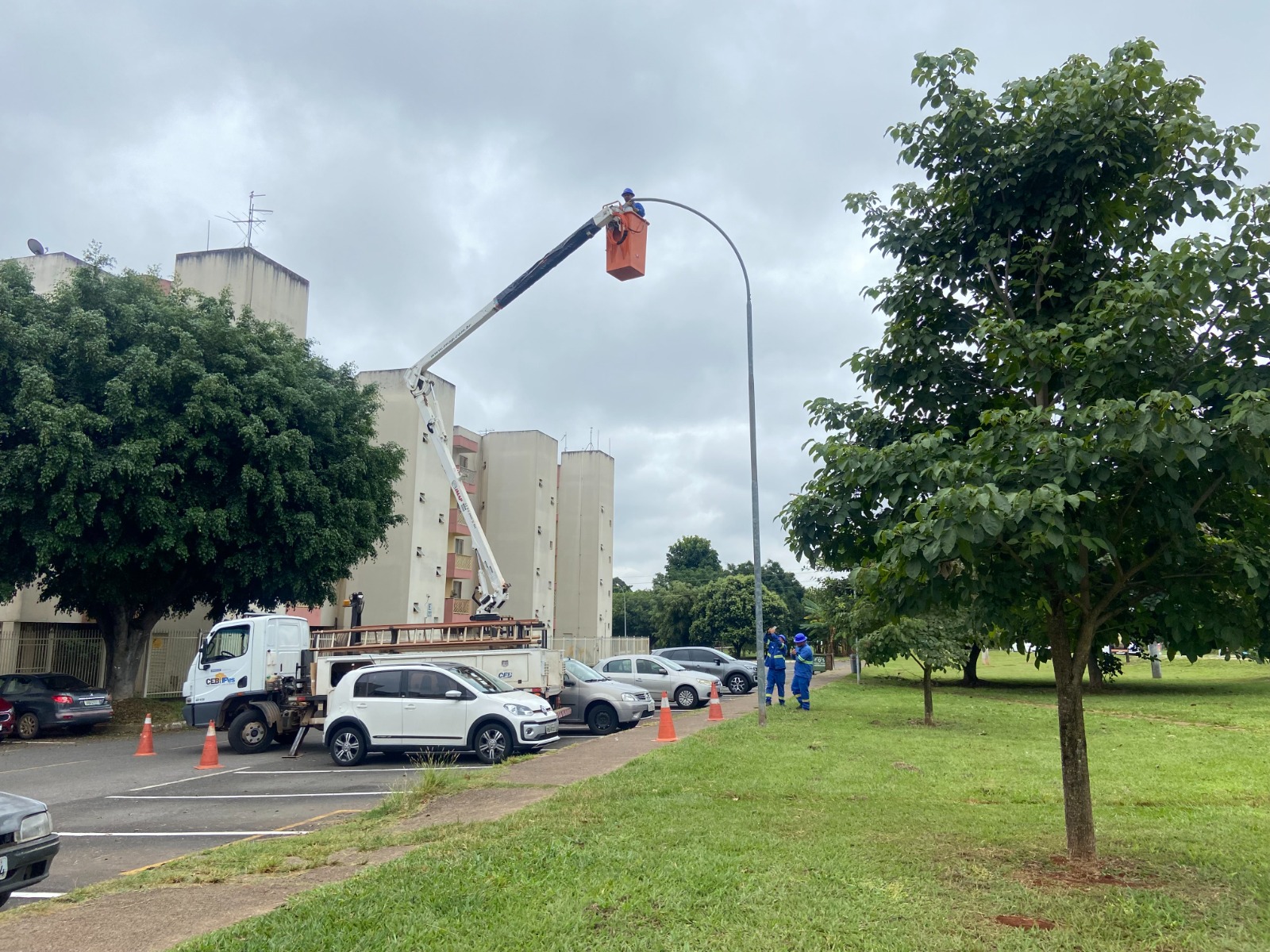 No Cruzeiro, força-tarefa ajuda a reformar a iluminação pública