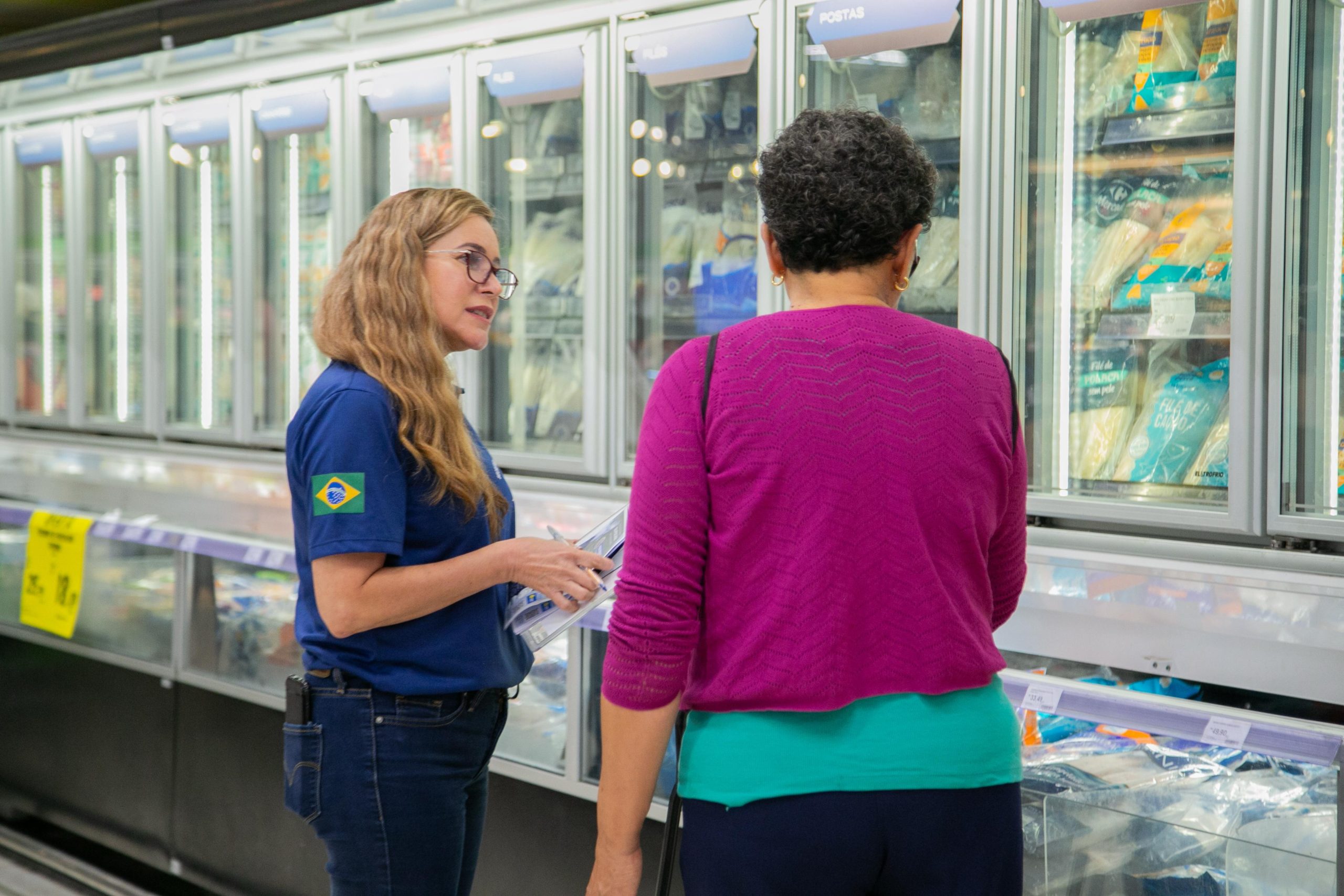 Ação educativa em mercados do DF garante consumo seguro de pescados na Semana Santa