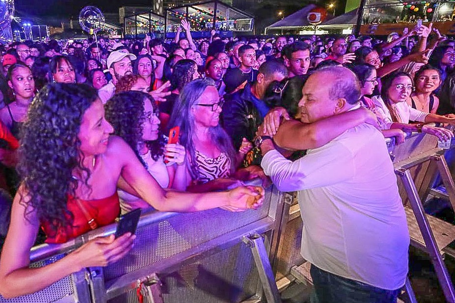 Público curte segunda noite de festa na Esplanada ao som de diferentes gerações