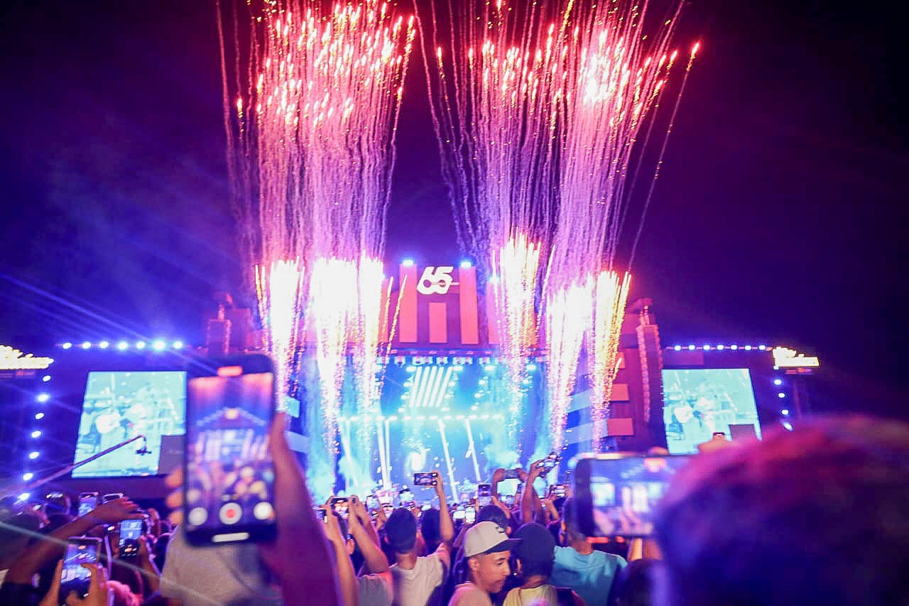 Queima de fogos marca a virada para o 21 de abril: Brasília completa 65 anos