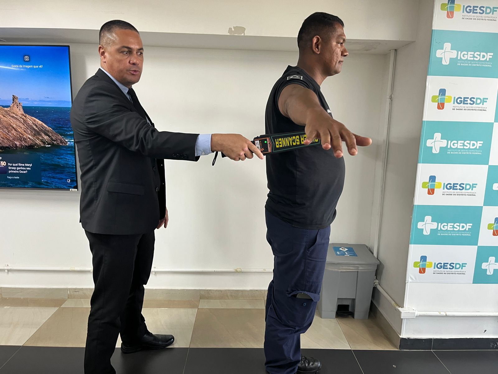 Vigilantes do Hospital de Base são treinados sobre revista visual e uso de detector de metais