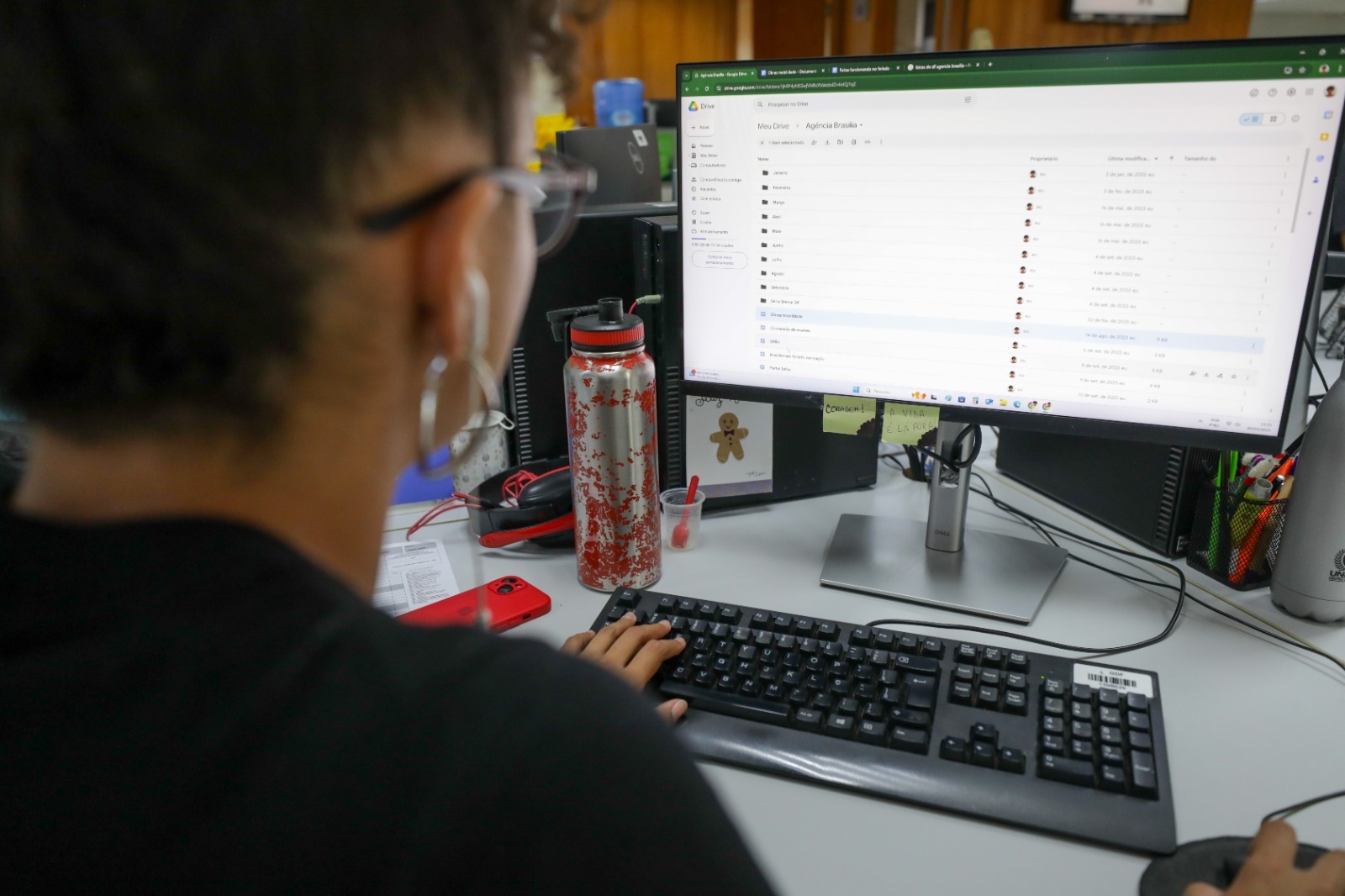 Mulher trabalhando no computador