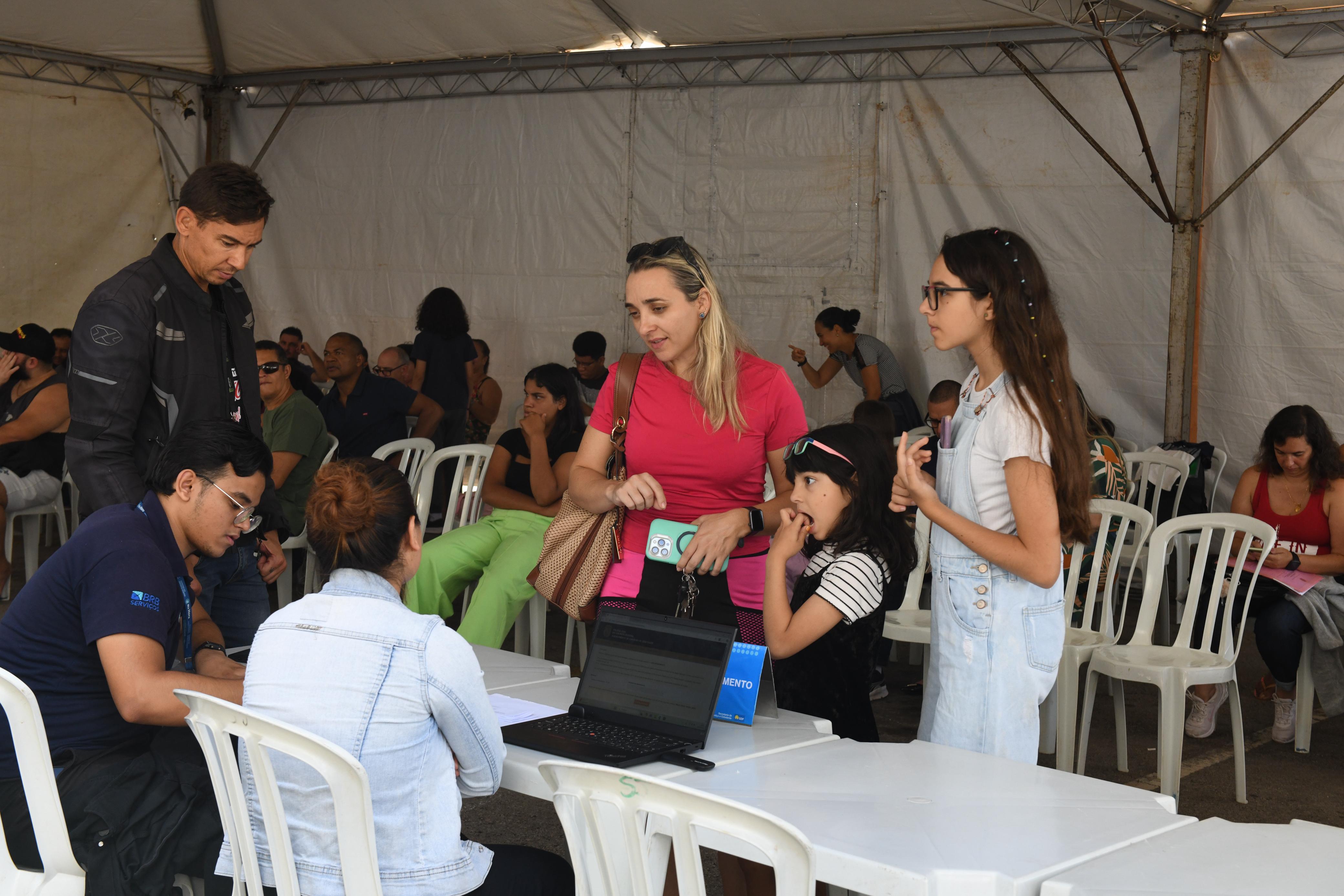 Mutirão garante nova identidade nacional a mais de 500 crianças e adolescentes no DF