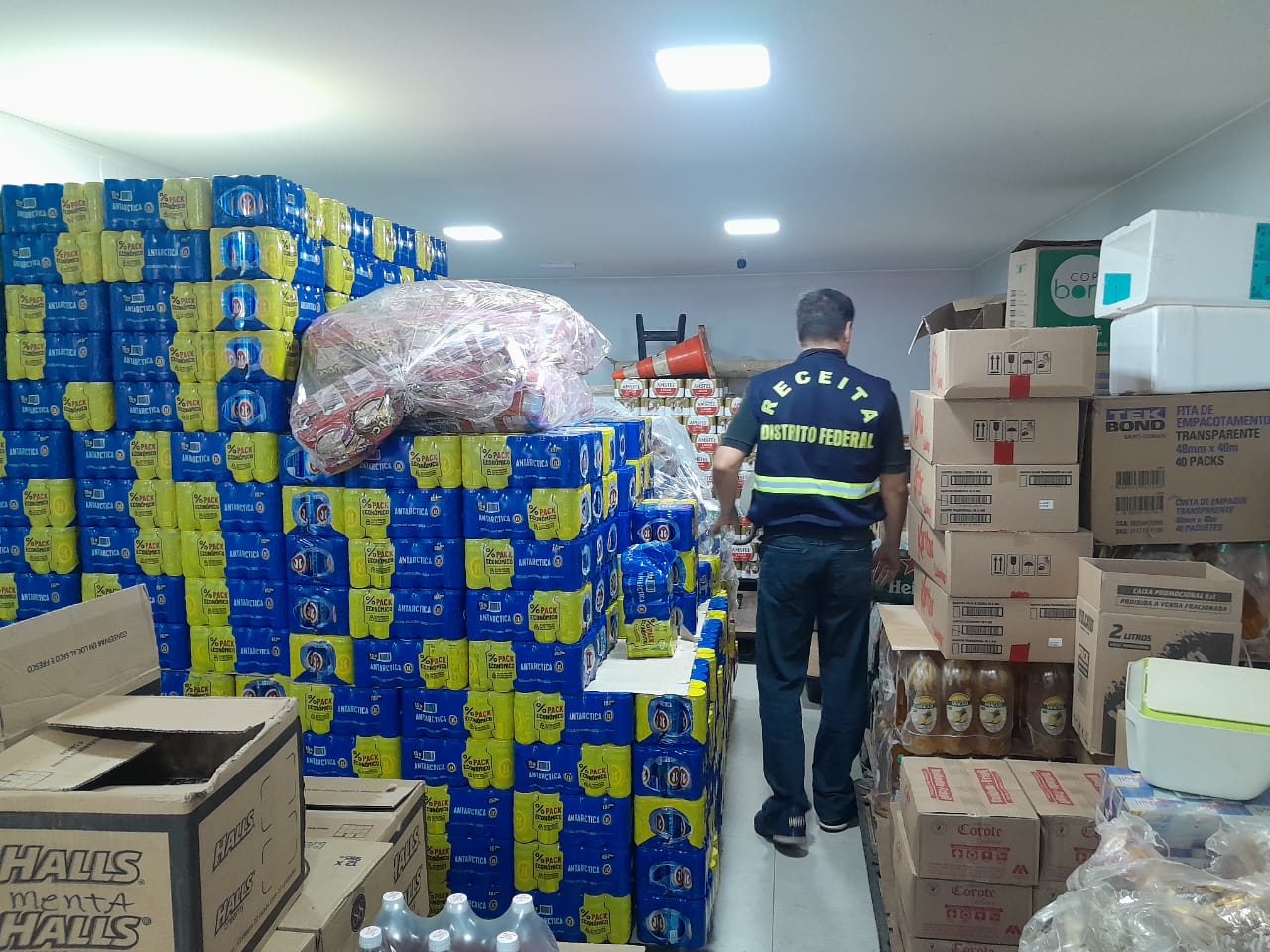 Fiscalização apreende mercadorias irregulares na área central de Brasília