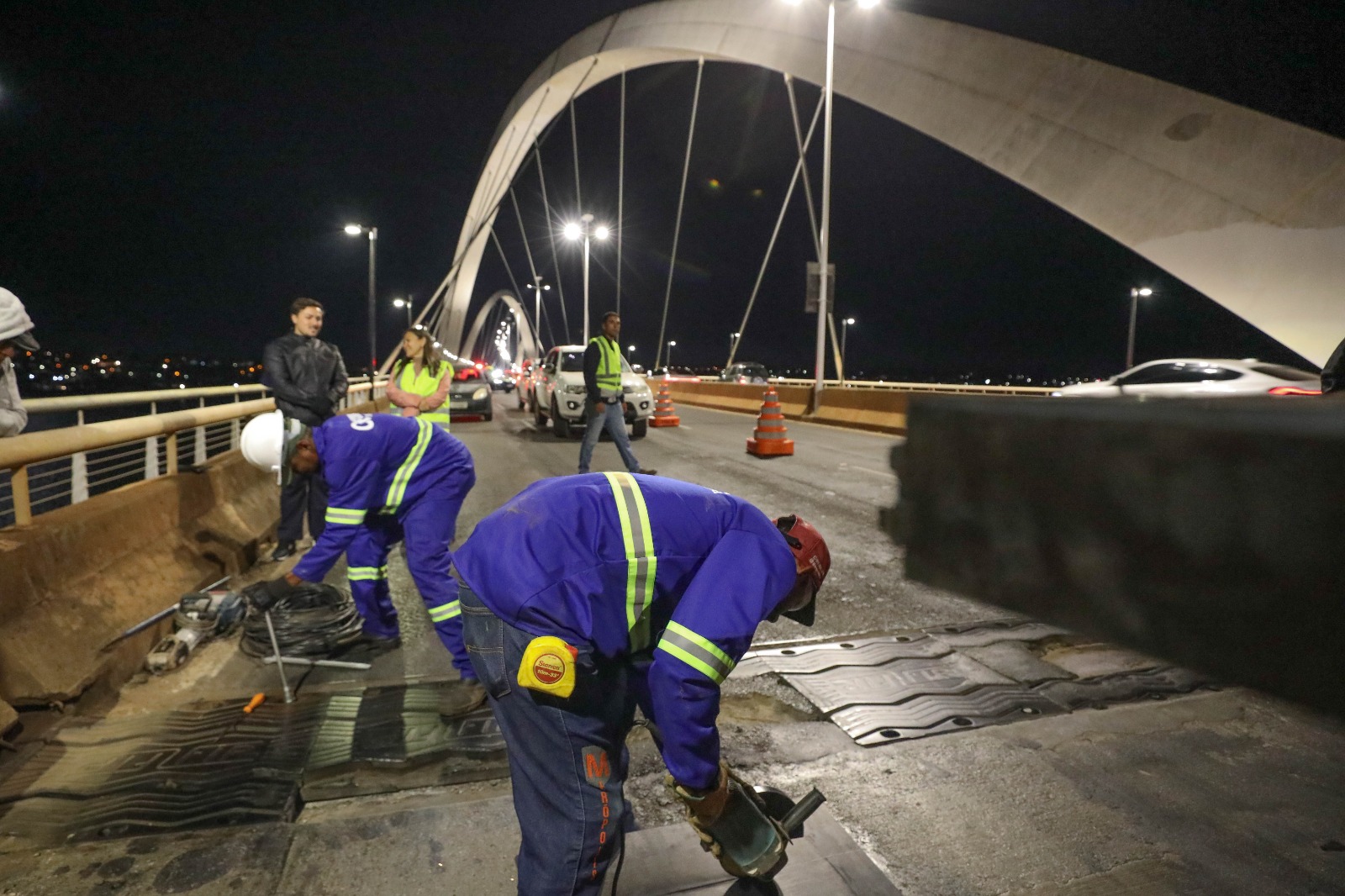 Juntas de dilatação da Ponte JK são trocadas para reforçar segurança e durabilidade