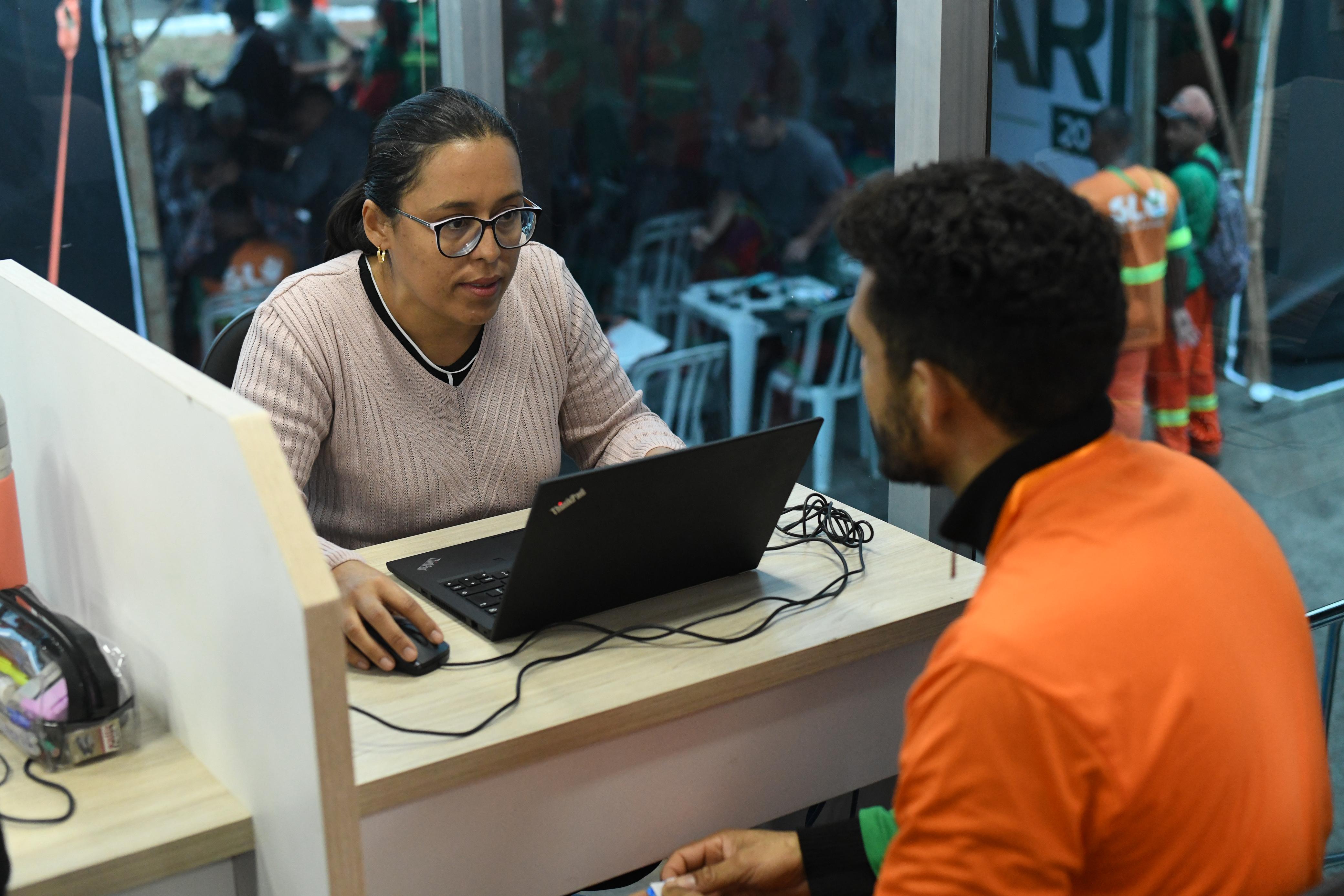 Carreta do Na Hora atende mais de 100 pessoas em celebração ao Dia do Gari no DF