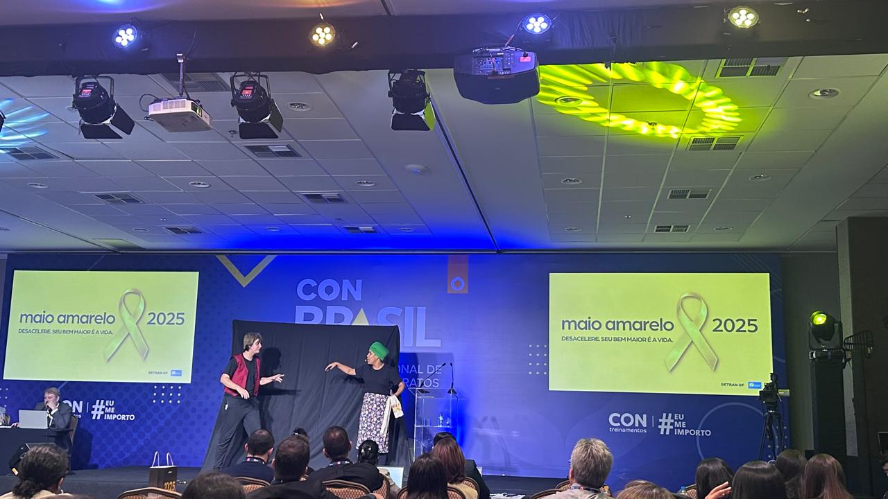 Equipe de teatro orienta idosos sobre segurança no trânsito nesta quinta (29), em Taguatinga