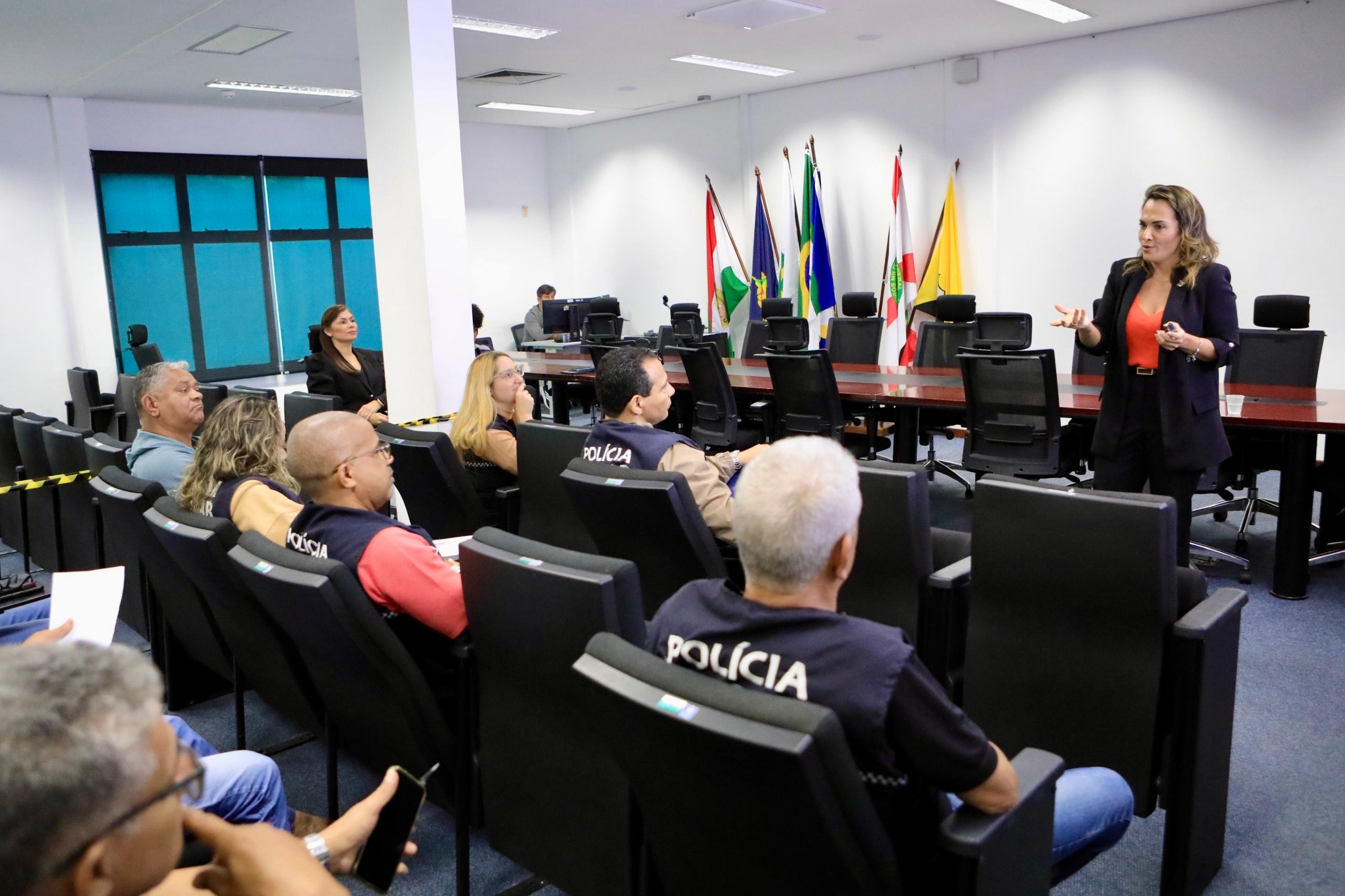 Capacitação reforça atendimento humanizado a mulheres protegidas pelo Viva Flor