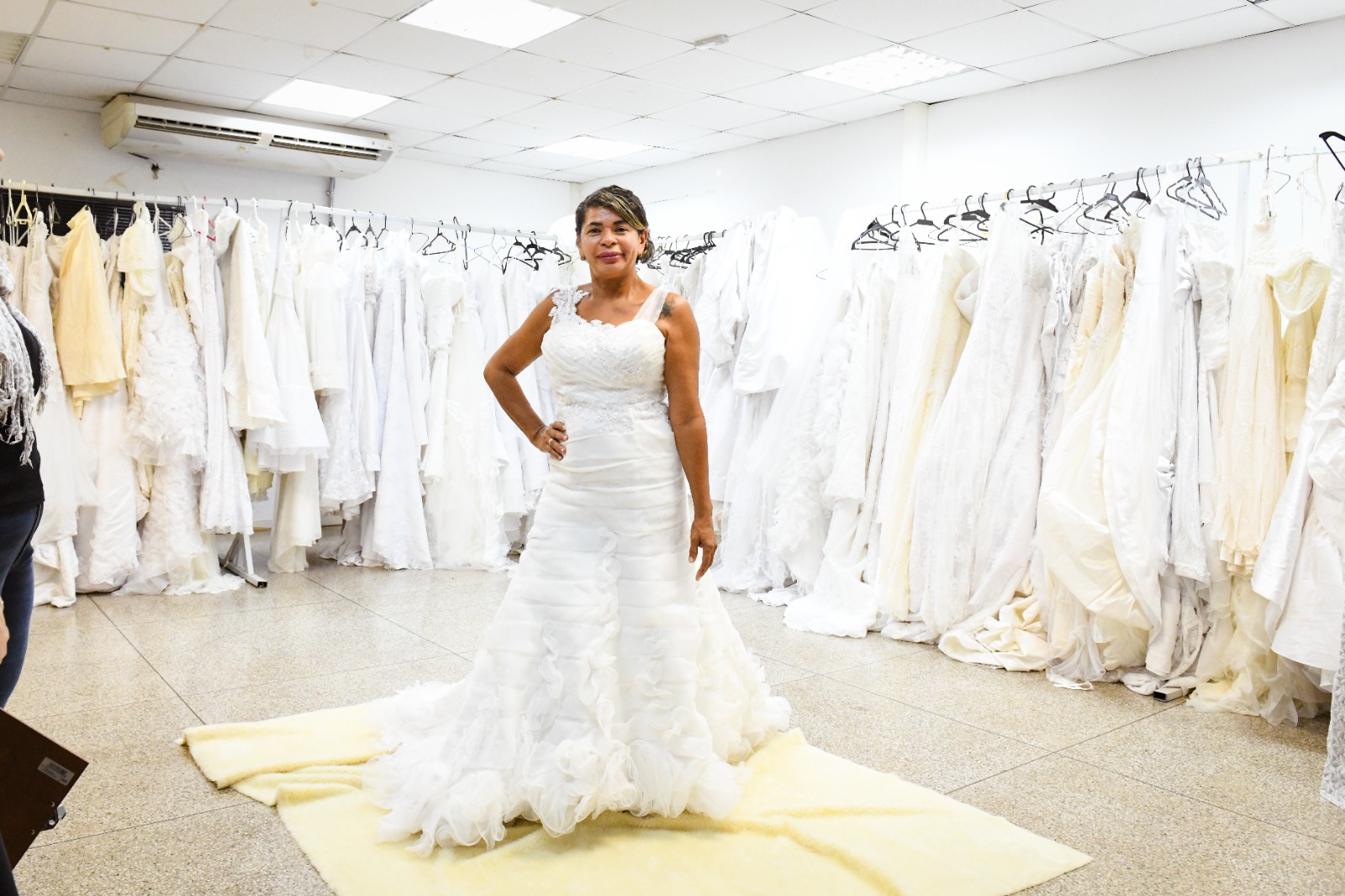 Noivos experimentam trajes para a segunda edição do Casamento Comunitário 2025