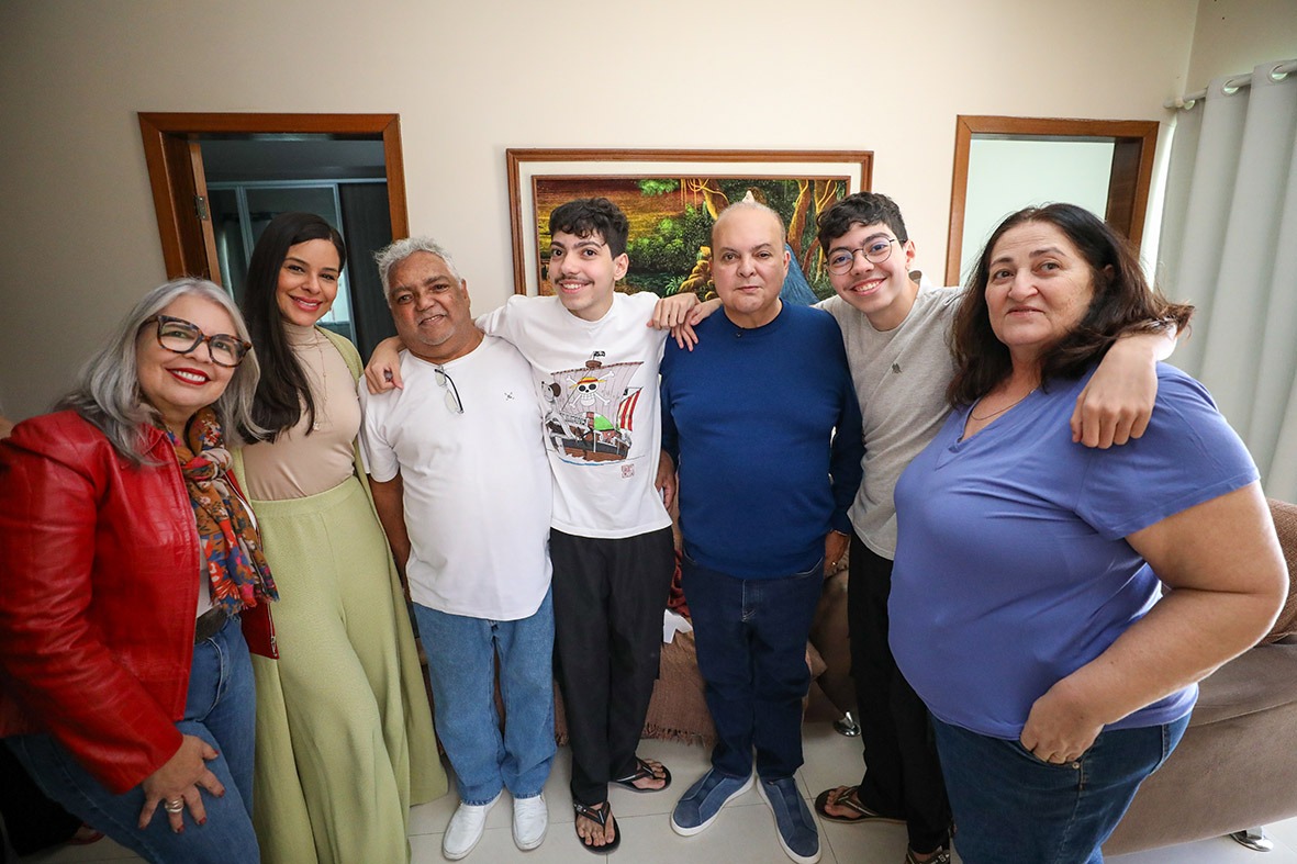 Dois sonhos, um destino: irmãos gêmeos da rede pública de ensino conquistam vaga em intercâmbio internacional