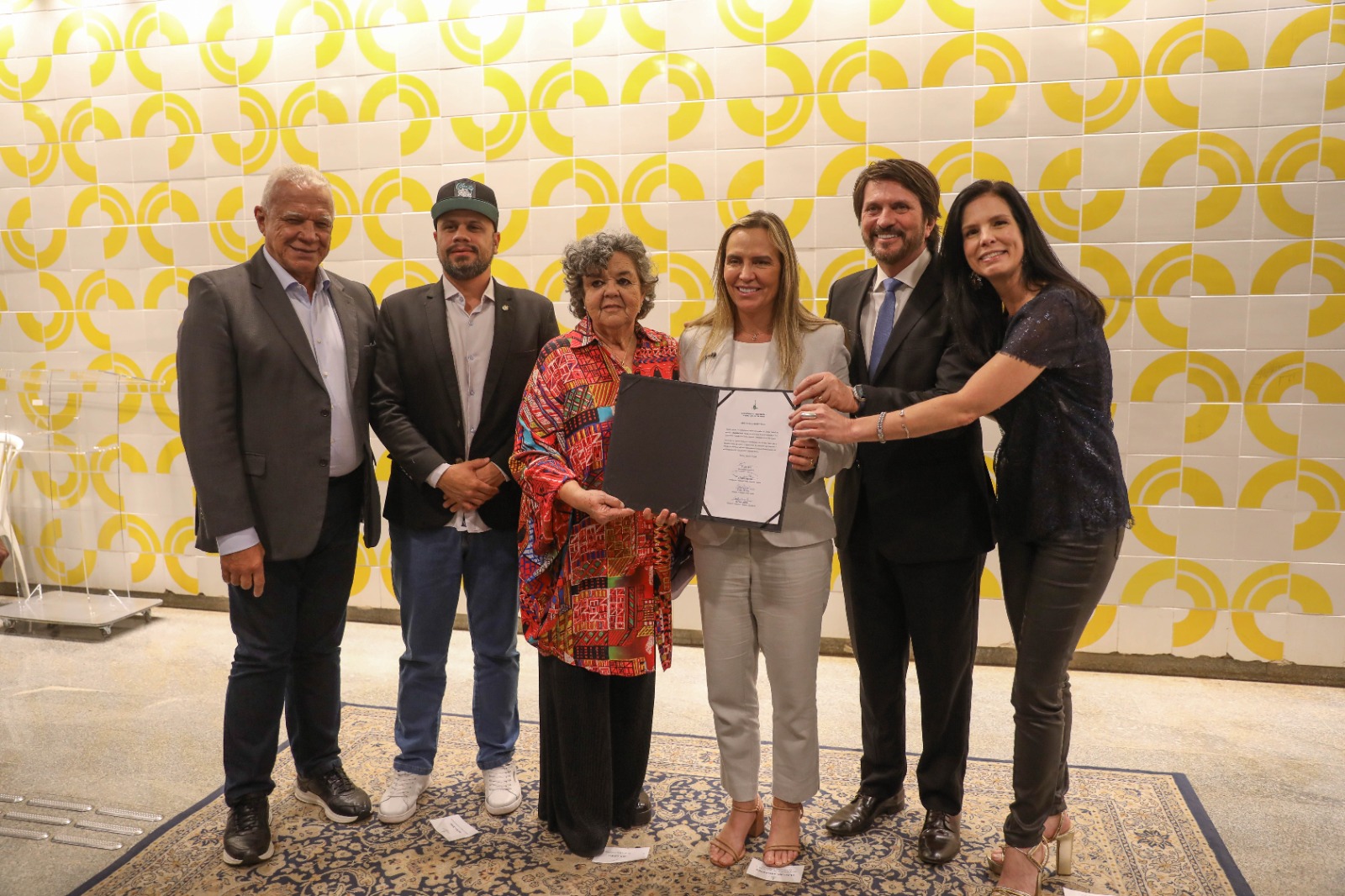 Governadora em exercício Celina Leão assina termo de concessão de terreno à Fundação Athos Bulcão