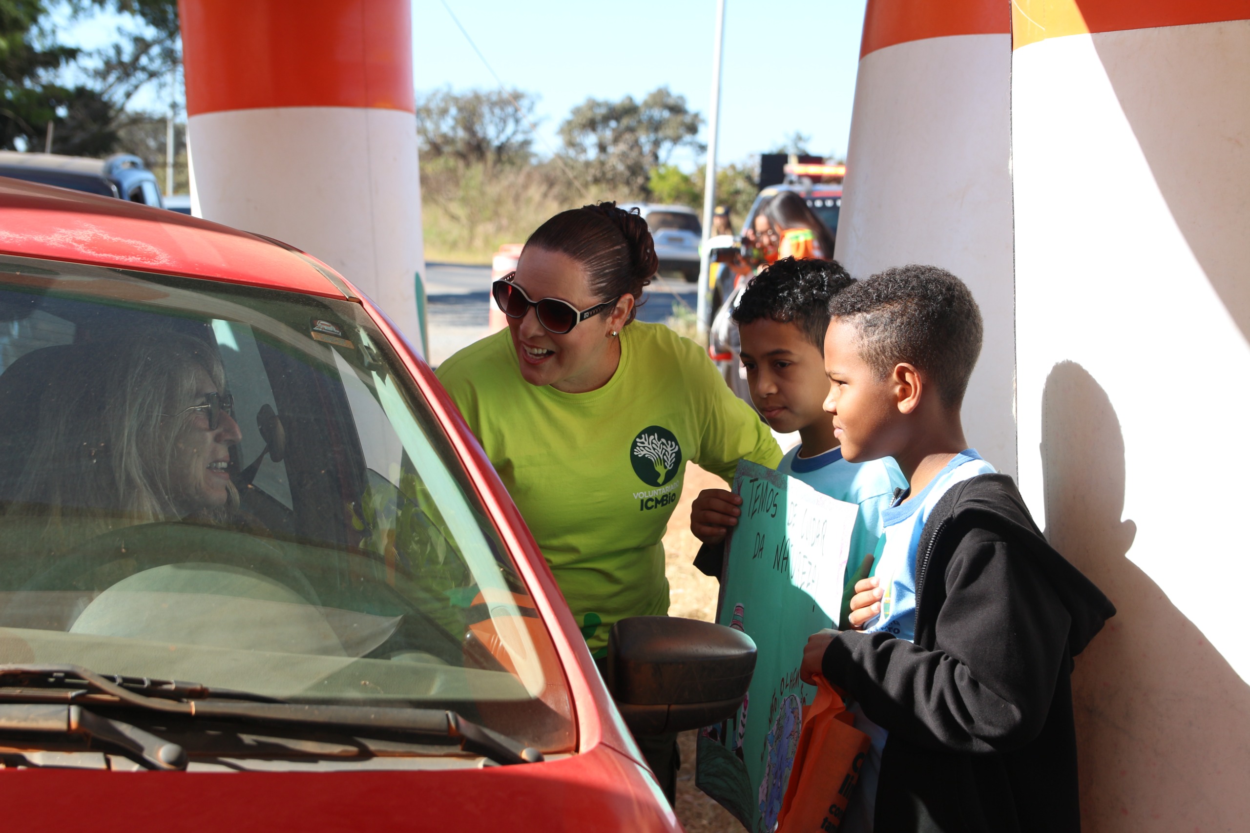 Estudantes conscientizam motoristas em blitzes educativas contra incêndios no DF