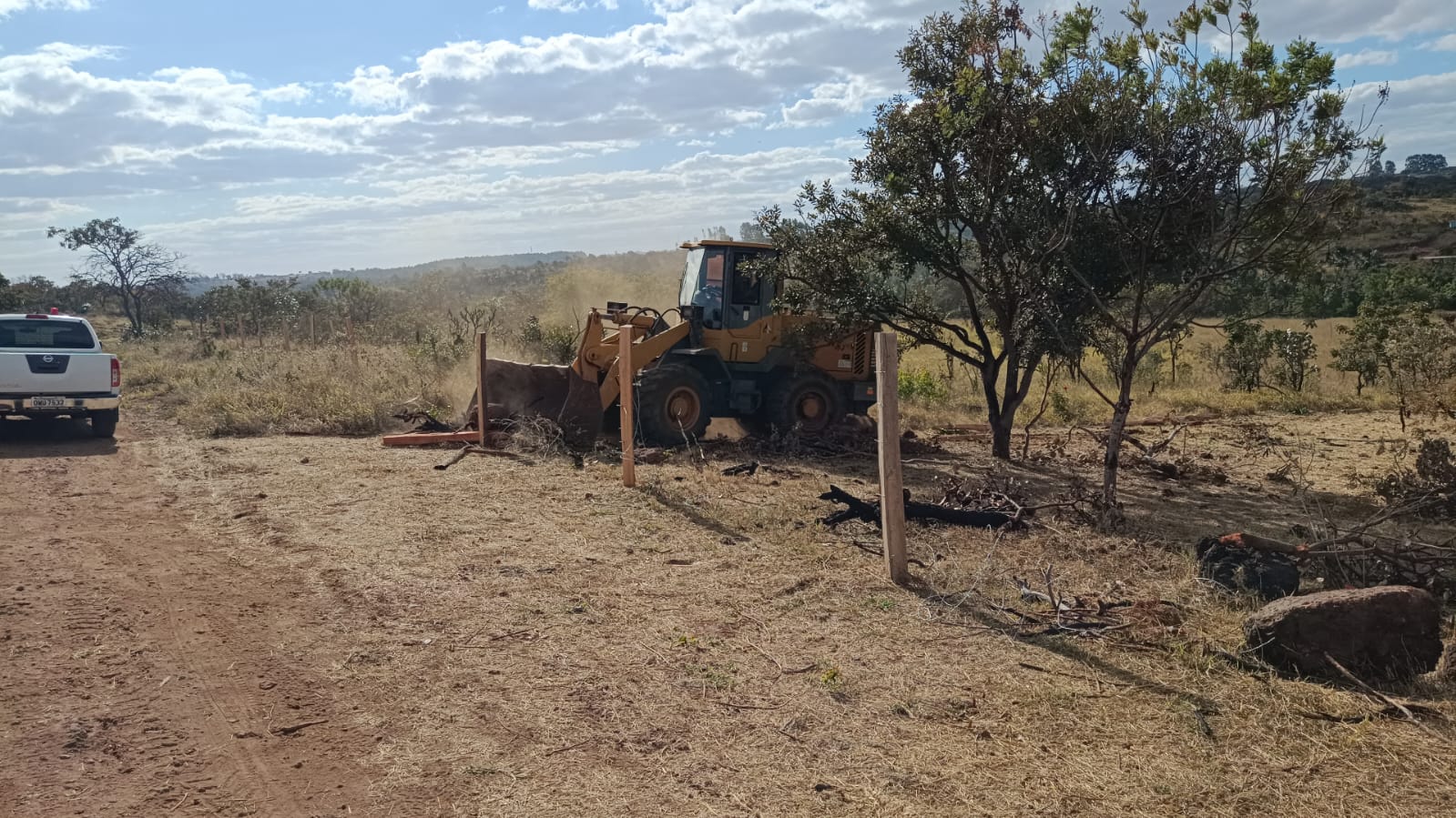 Operação remove cercas e arruamentos de parcelamento irregular às margens de córrego no Recanto das Emas