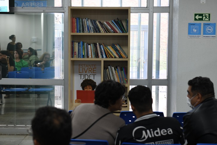 Projeto Estante Livre arrecada mais de 2.500 livros disponíveis no Na Hora da Rodoviária
