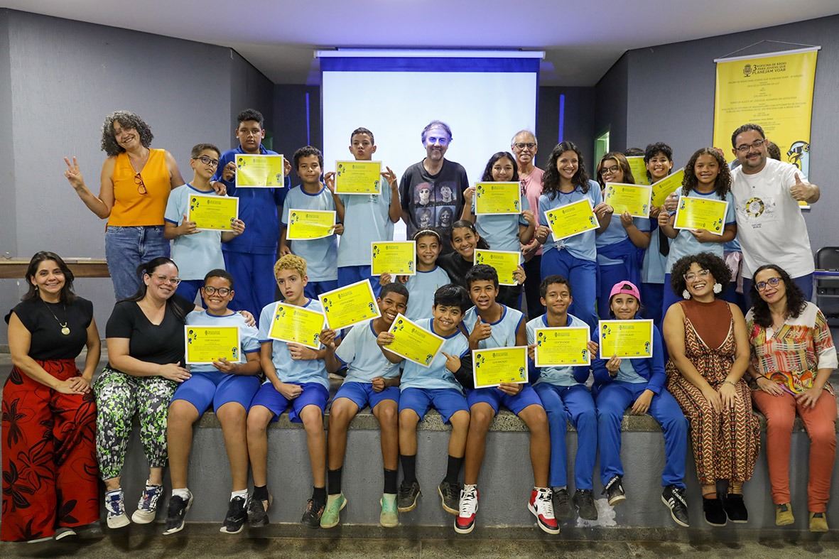 Estudantes do CEF 5 de Sobradinho recebem certificado de participação em oficina de rádio