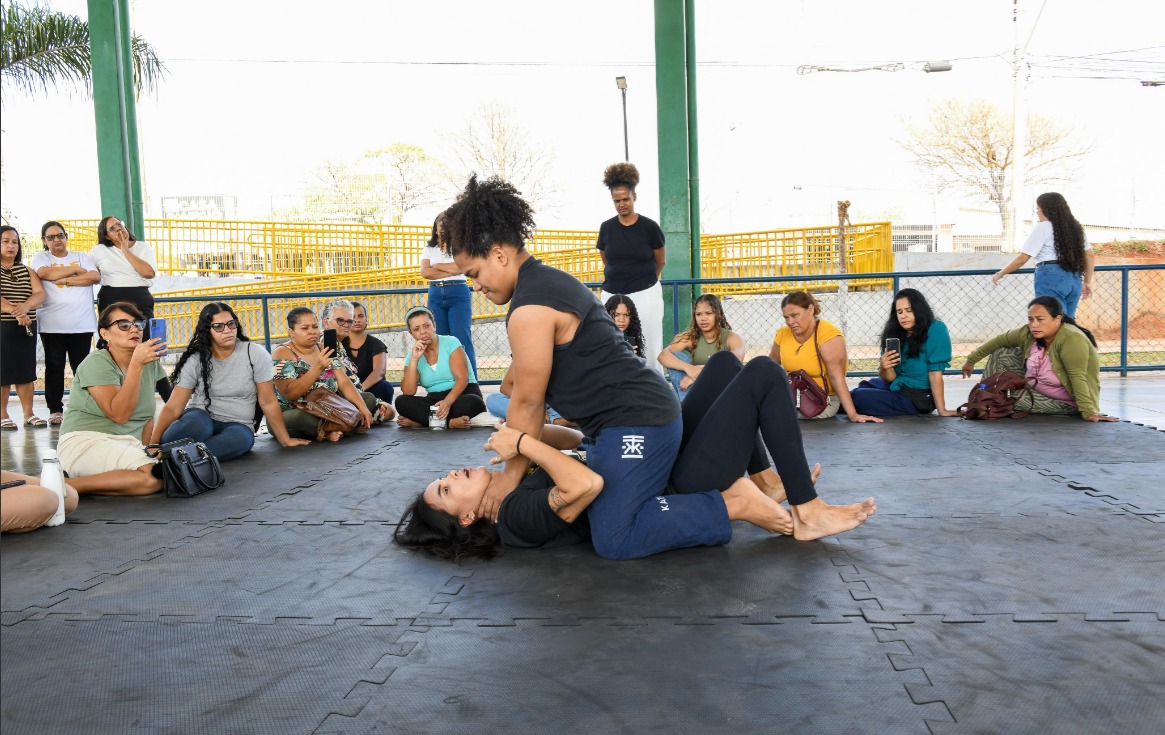 Mulheres recebem capacitação em técnicas de segurança pessoal e prevenção à violência