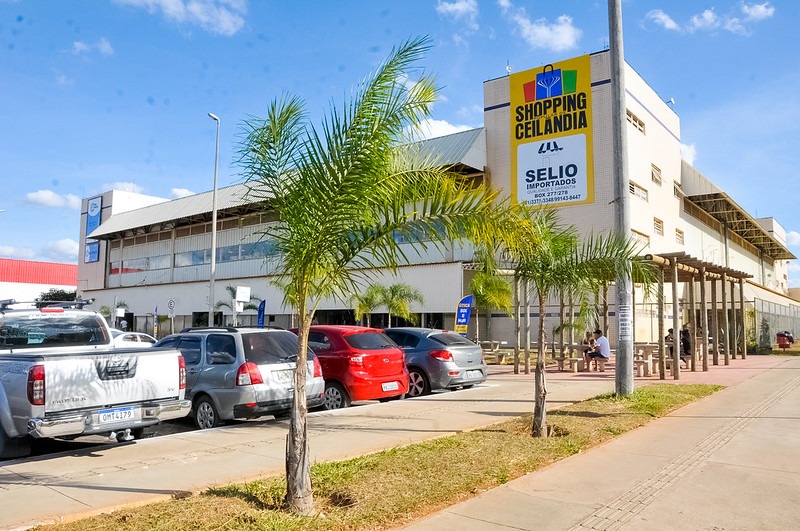 Mais de cem feirantes do Shopping Popular de Ceilândia recebem termos de permissão