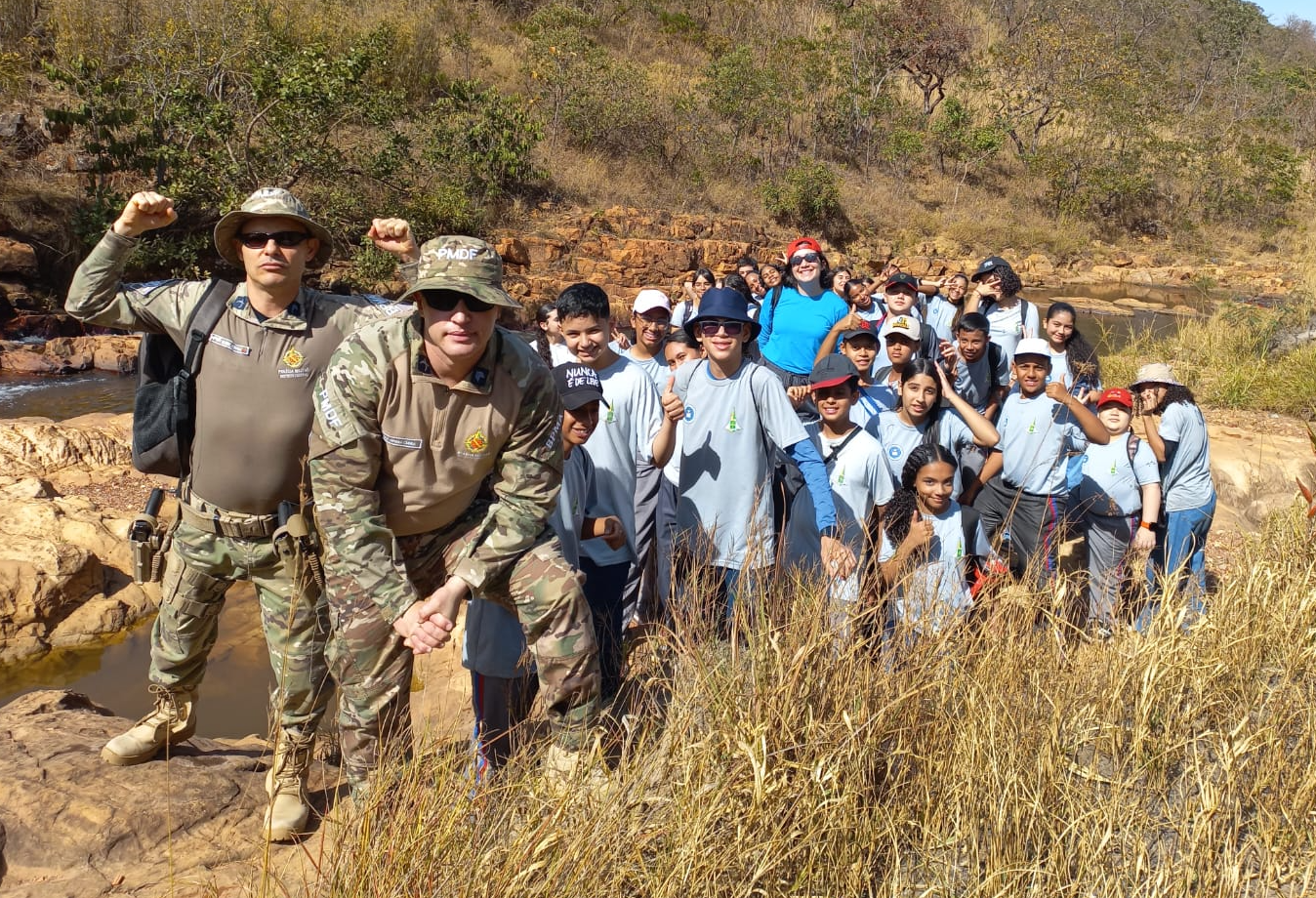 Alunos do CED 308 fazem trilha ecológica, organizada por programa de educação ambiental