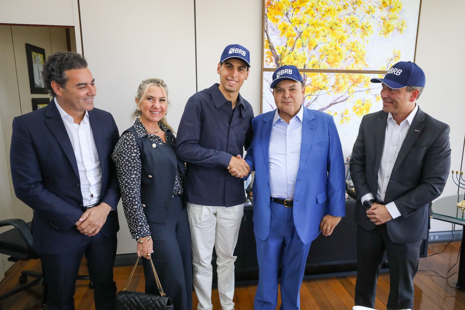 Ibaneis Rocha recebe piloto Gabriel Bortoleto e anuncia reabertura do Autódromo com prova da Stock Car