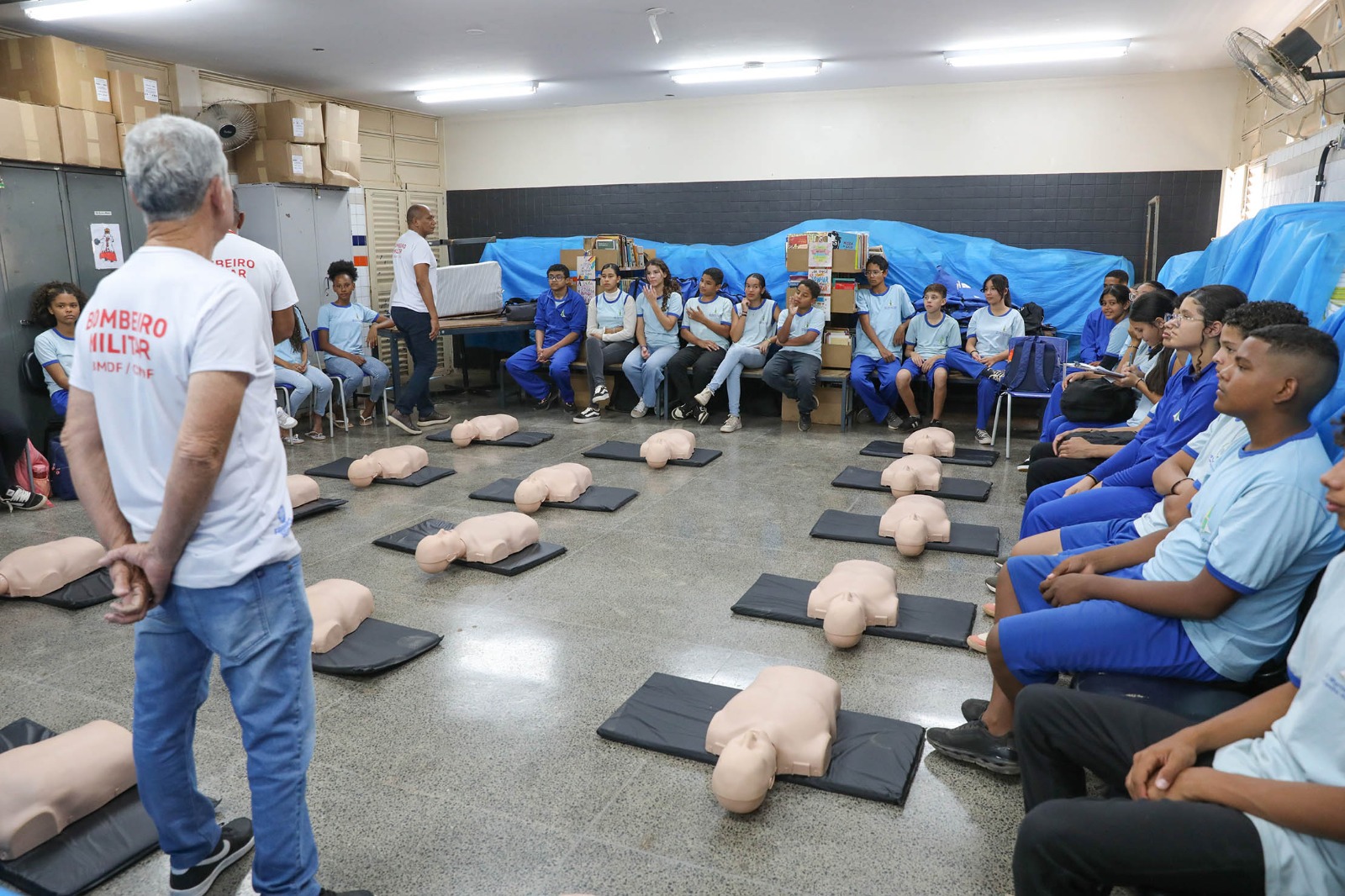 Bombeiros ensinam primeiros-socorros nas escolas cívico-militares do DF