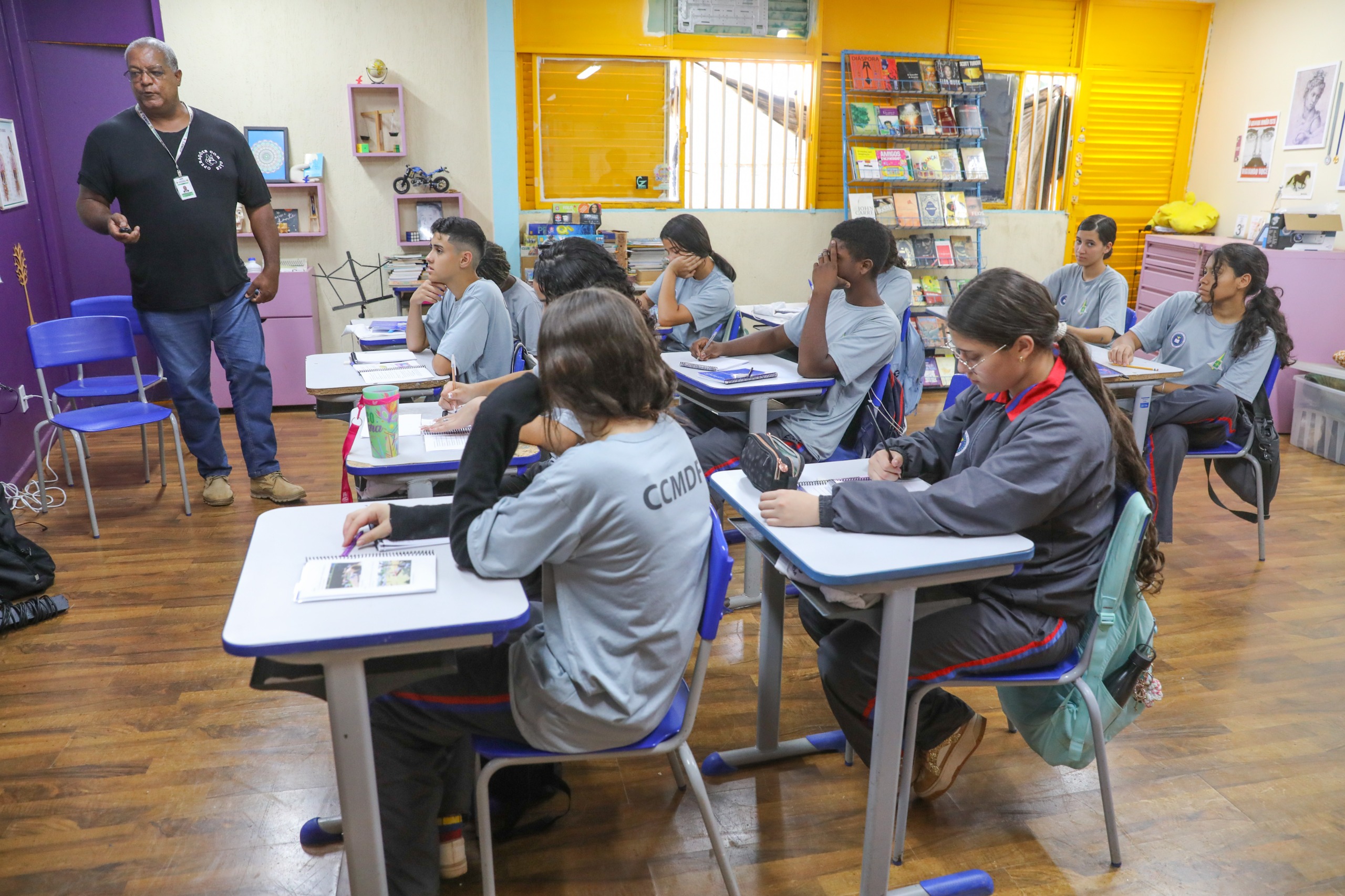 Corpo de Bombeiros oferece curso de adestramento de cães para alunos de escola pública
