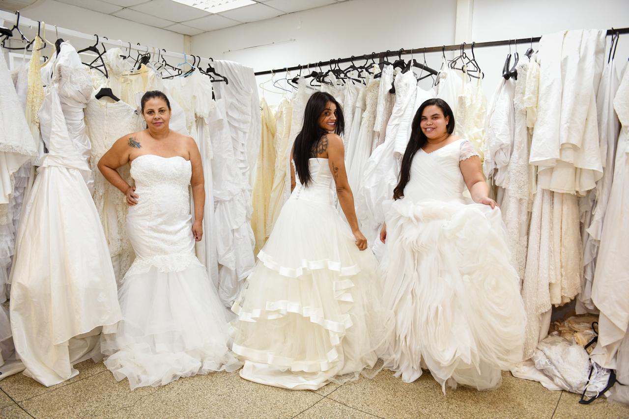 Noivos escolhem vestidos e ternos para a 3ª edição do Casamento Comunitário de 2025