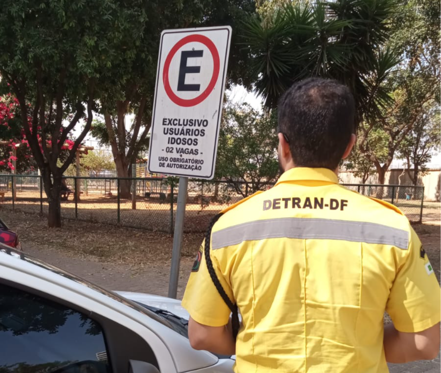 Ação fiscaliza 80 vagas de trânsito especiais em Águas Claras