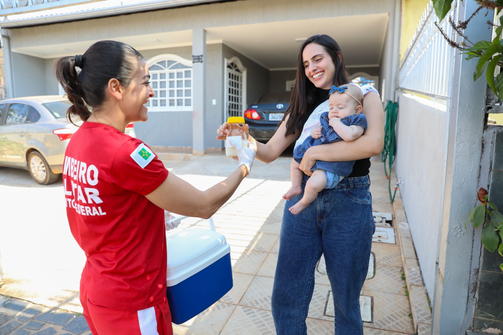 Apoio dos Bombeiros do DF na coleta de leite humano ajuda a salvar vidas de bebês internados
