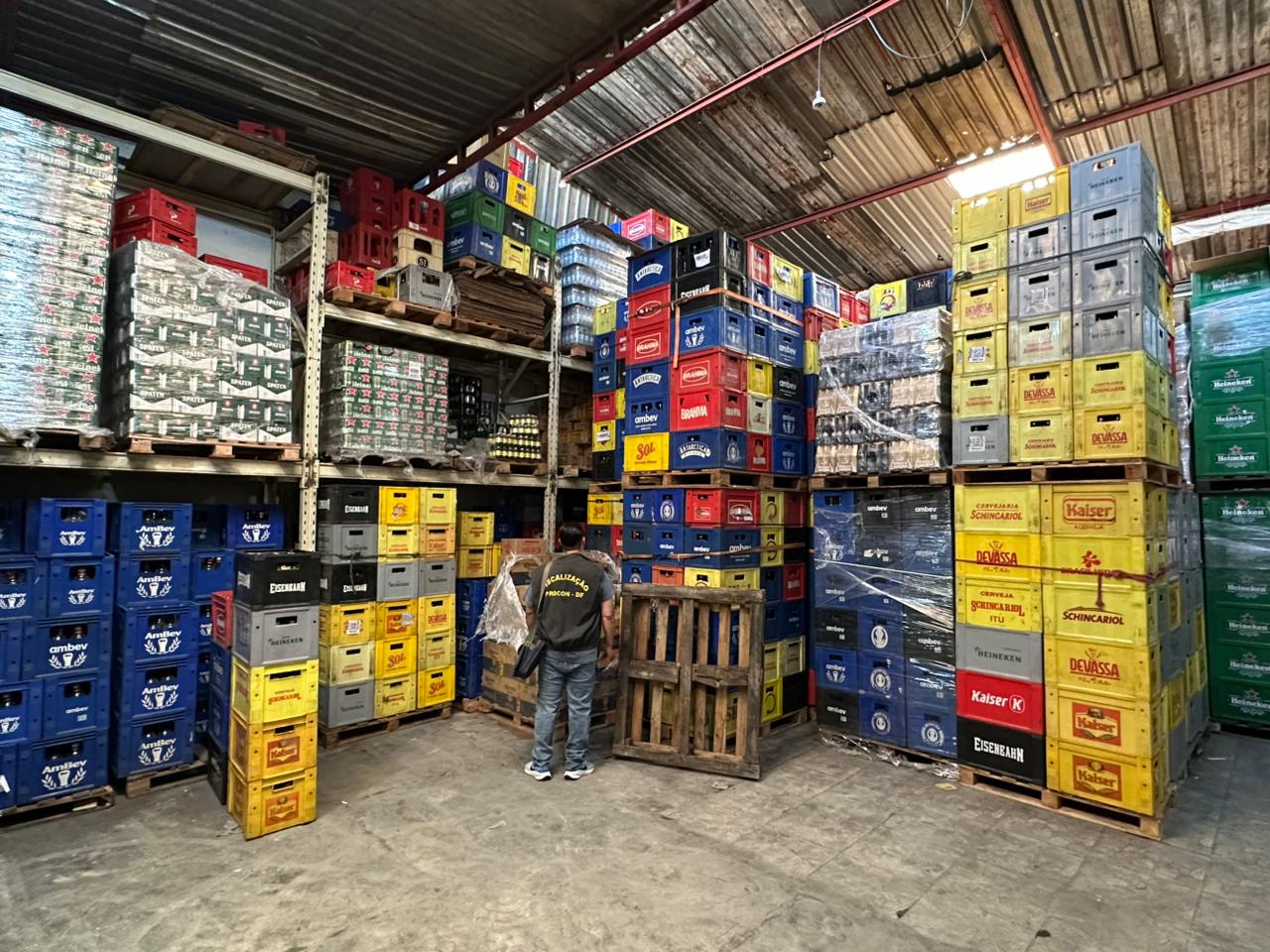 Por venda de produtos clandestinos, 15 distribuidoras de bebidas são autuadas no DF nessa terça (7)